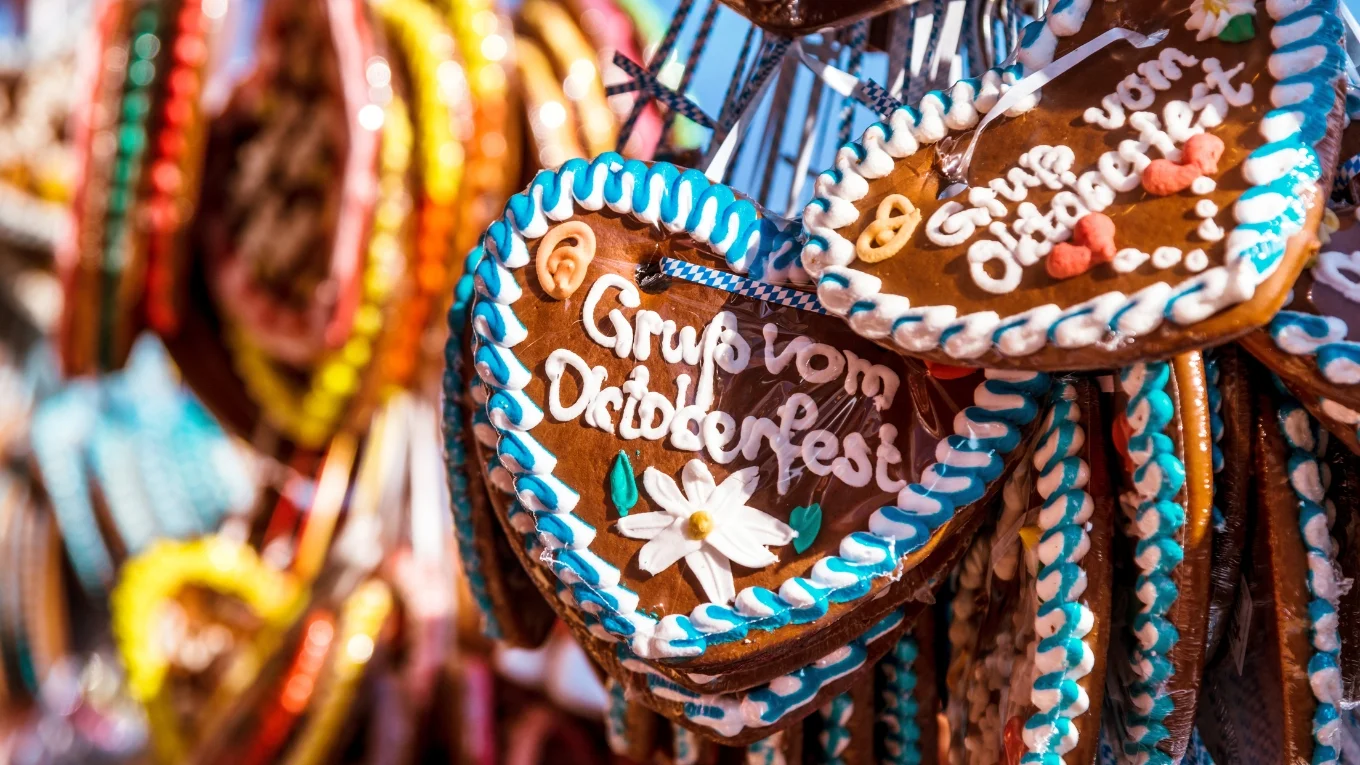 Modernes massives Holzmöbelstück aus Eiche, warme Holzmaserung, minimalistisches Design, freigestellt auf hellem Hintergrund