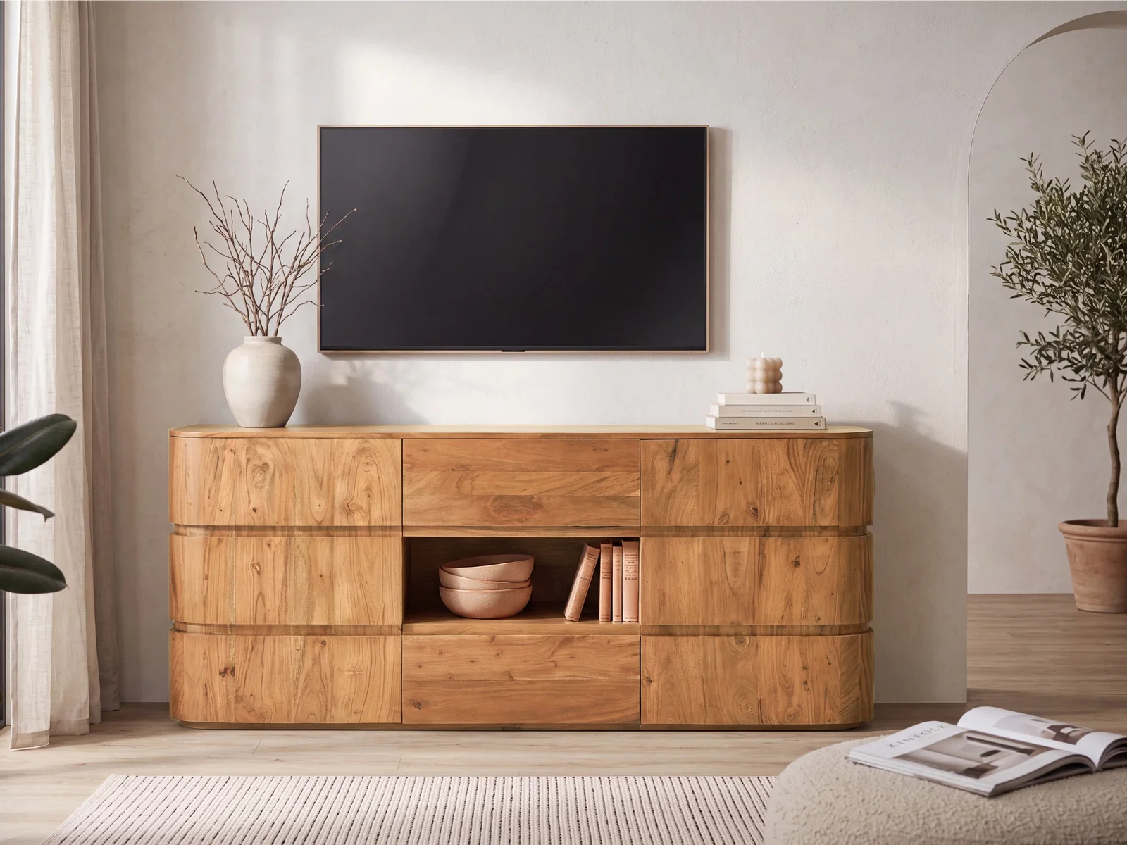 TV-Sideboard Kala aus massiver Akazie mit grifflosen Fronten und offenen Ablagefach