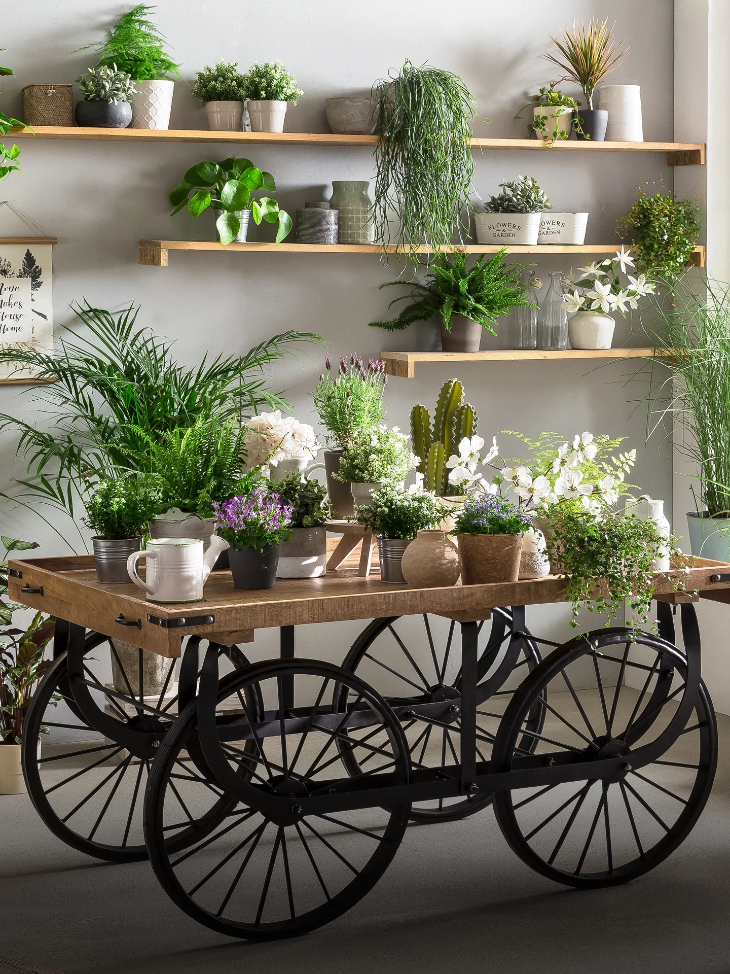 Modernes Holz-Interieur mit zwei Fahrrädern und einer Bar mit Hockern in warmem, urbanem Ambiente
