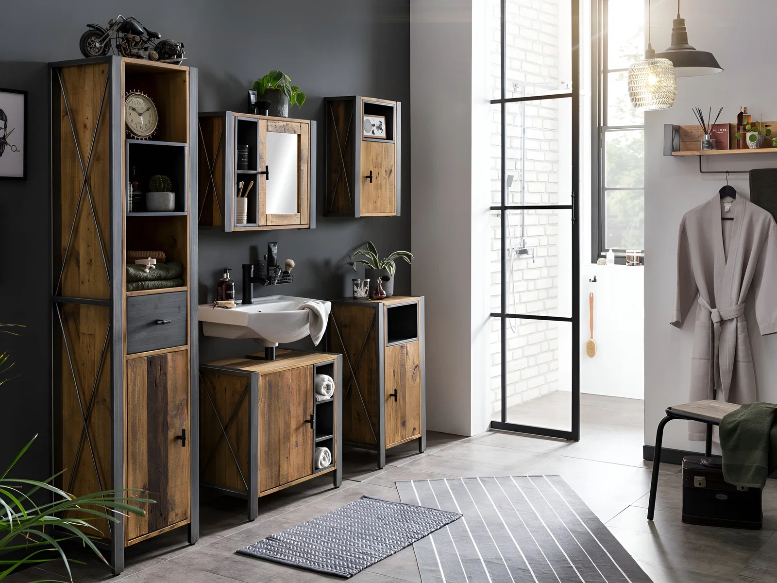 Badmöbel im Holz-Metall-Mix bringen funktionalen Stauraum und wohnliche Wärme in ein modern eingerichtetes Badezimmer im Industrial Look.