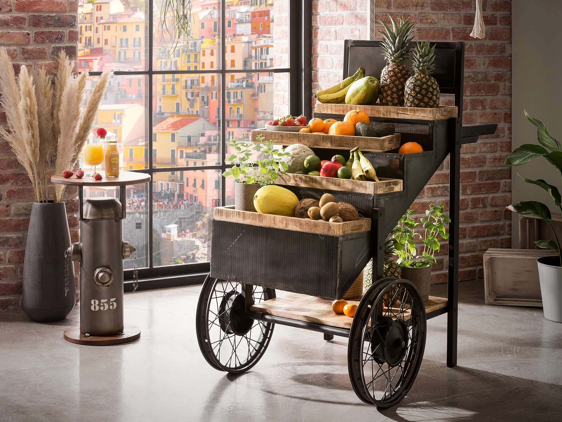 Rustikaler Holz-Marktwagen 'Leeds' mit Dach und Holzrädern, dekorativ als Verkaufs- oder Deko-Wagen in warmem Ambiente