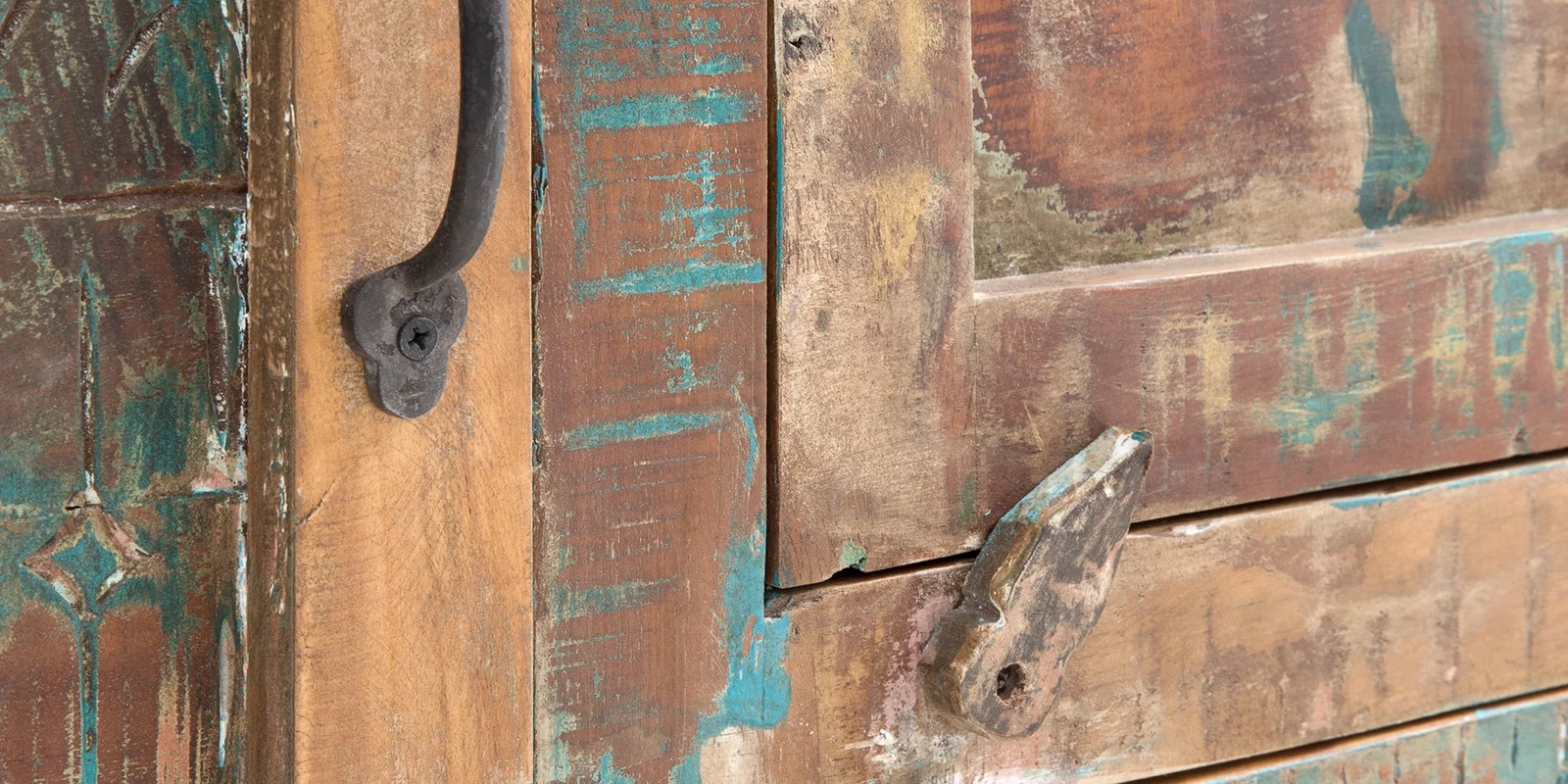 Möbelserie Blue Lagoon – Detailaufnahme der charakteristischen Holzoberfläche und Reliefstruktur aus massivem Mangoholz