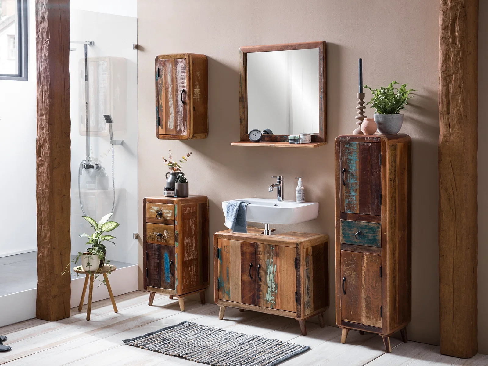 Badmöbel der Serie Kalkutta aus recyceltem Altholz mit Waschtischunterschrank auf Füßen, Hochschrank und Spiegel im Vintage-Look