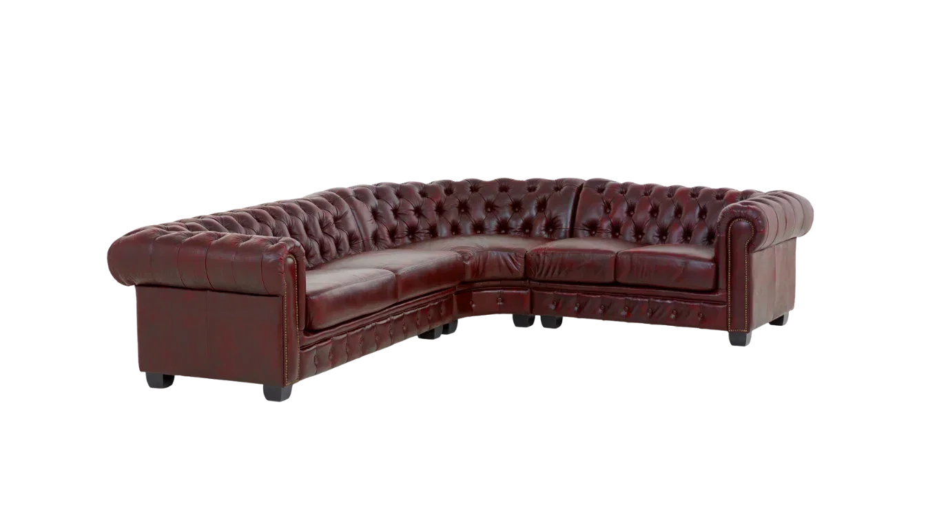 Bordeauxrote Chesterfield Eckcouch aus Leder mit Knopfheftung, gerollten Armlehnen und klassischem Design, Freisteller