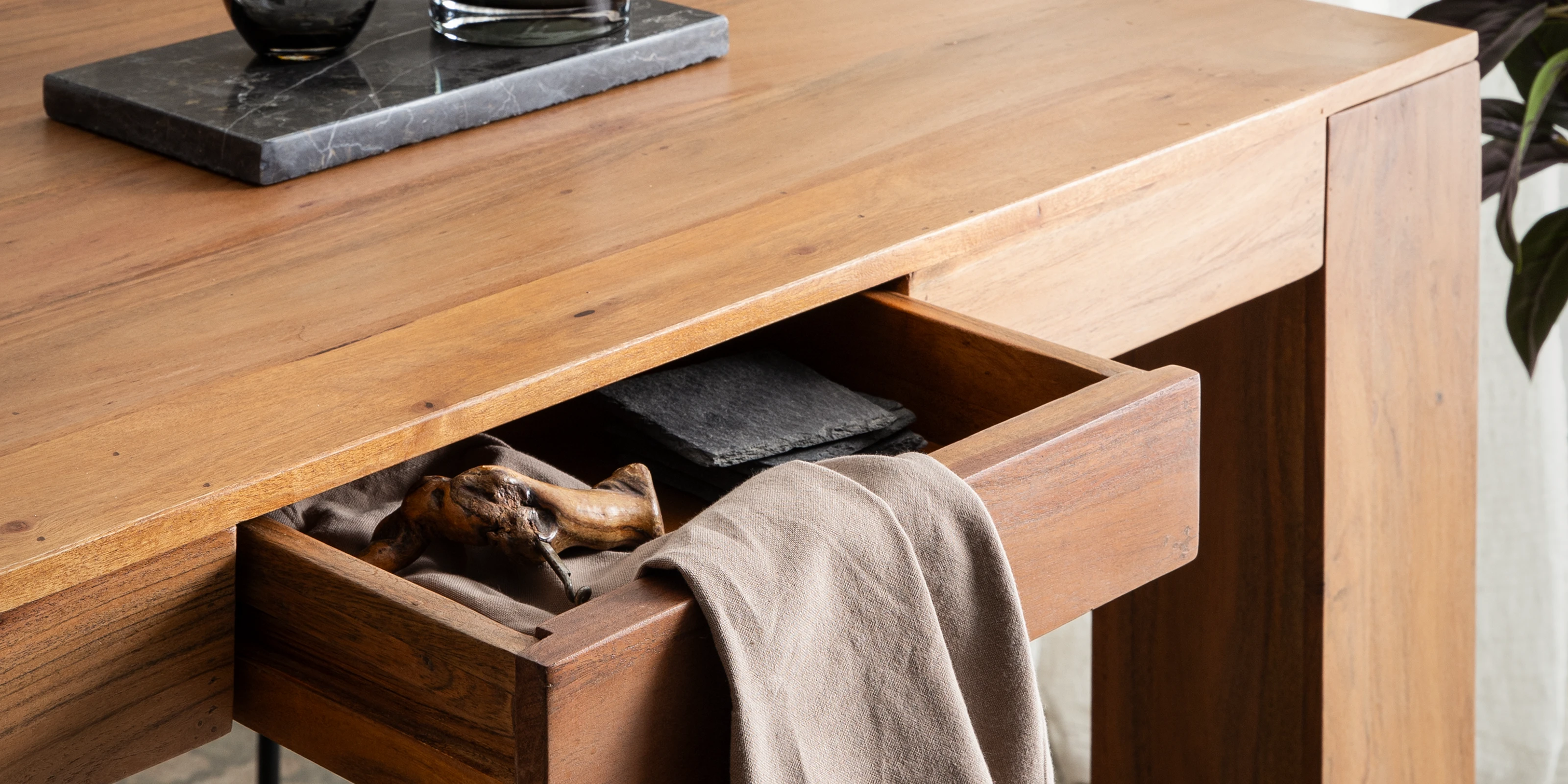 Freigestellte Produktaufnahme der Massivholz‑Tischplatte "Osbon Adet" mit markanter Holzmaserung und warmen Naturtönen