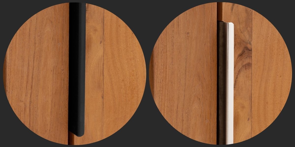 Detailaufnahme von Holzschranktüren mit langen Griffleisten in Schwarz und silberfarben, warme Holzmaserung auf dunklem Hintergrund