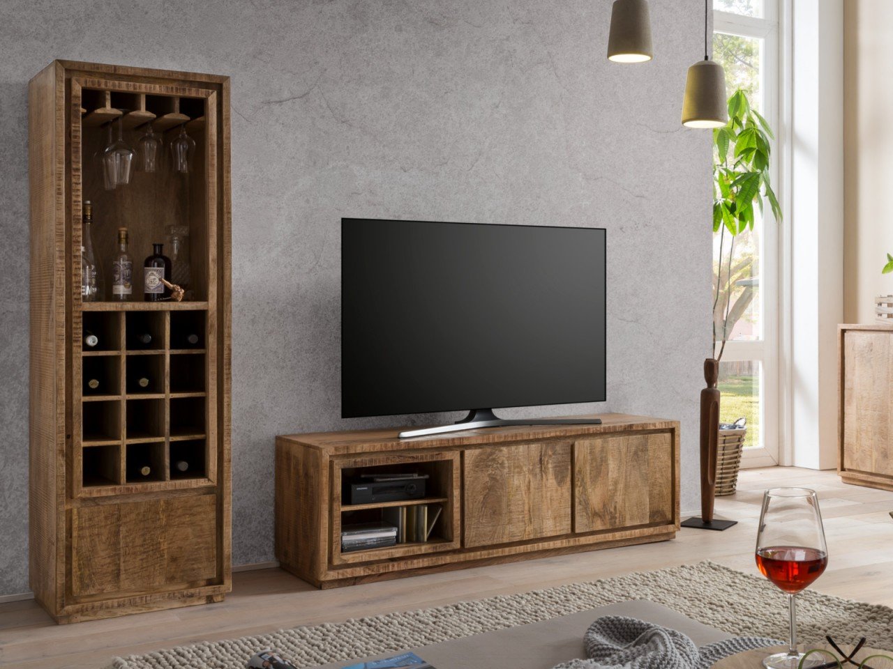 Helle Massivholz-Wohnwand im Landhausstil Blackdale mit offenen Regalen, Schränken und TV-Element – rustikale, gemütliche Wohnzimmermöbel.