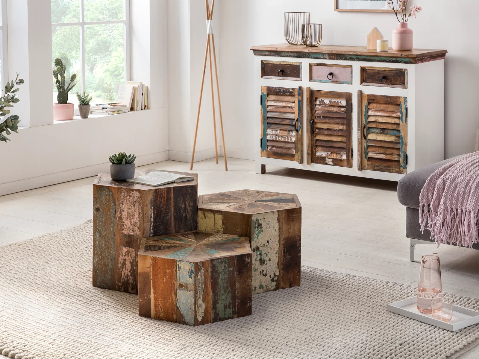 Sideboard Perth aus recyceltem Massivholz als natürlicher Akzent in einem hellen Wohnzimmer