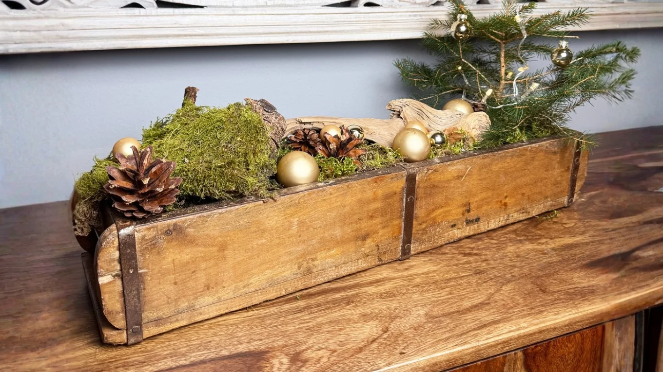Freigestellte rustikale Holz-Ziegelform mit Weihnachtsmotiv auf weißem Hintergrund
