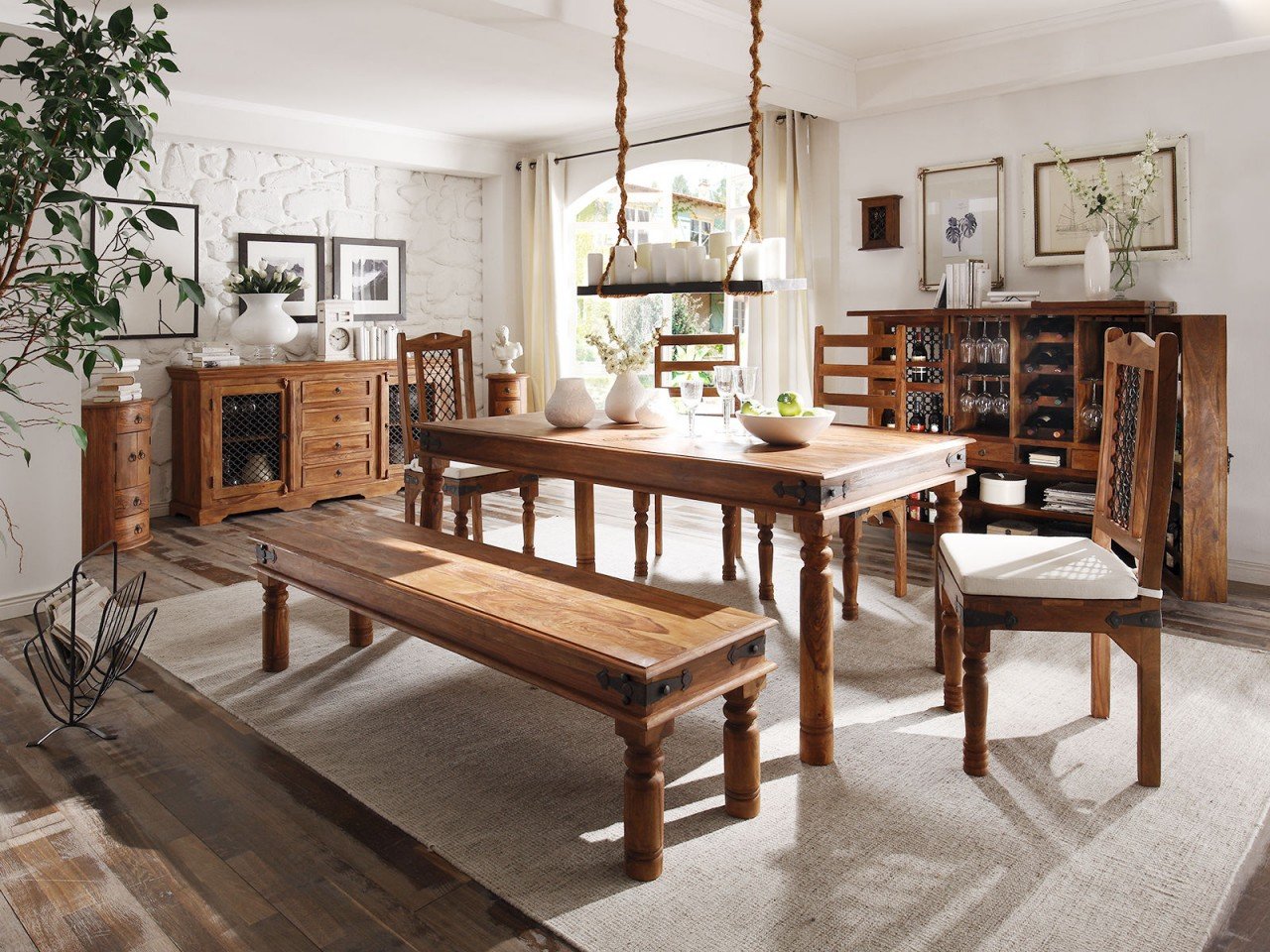 Rustikales Wohnzimmer mit massiven Holzmöbeln im ländlichen Charme, gemütliche Sitzgruppe, warmes Holz und dezente Dekoration