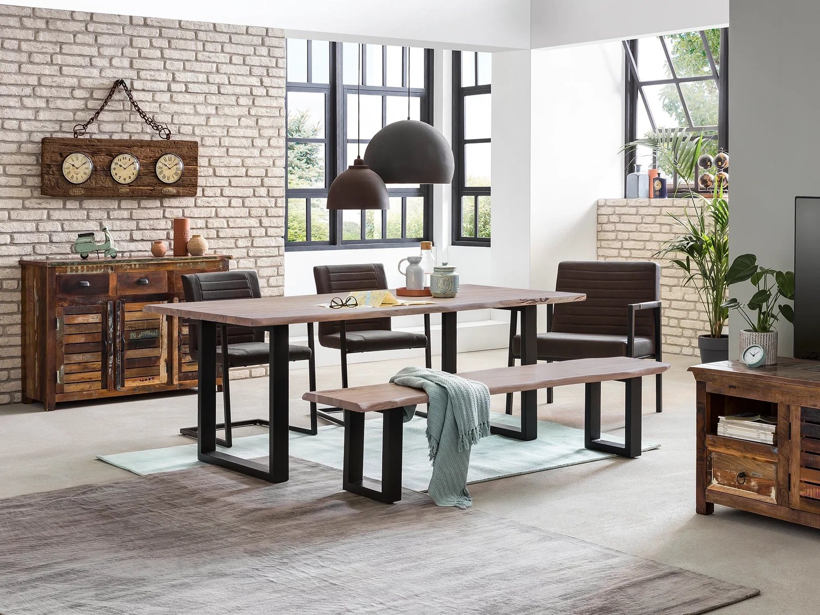 Esstisch Bullwer als Kufentisch mit Holzplatte und dunklem Metallgestell im Esszimmer