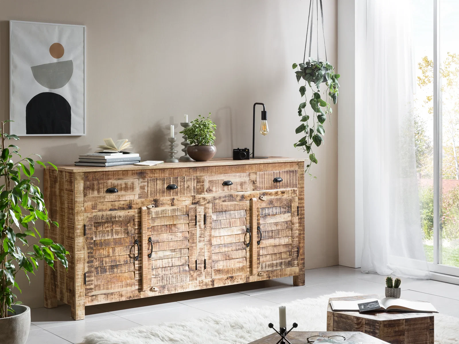Möbelserie Caribou aus hellem Mangoholz mit Sideboard und Lamellenfronten