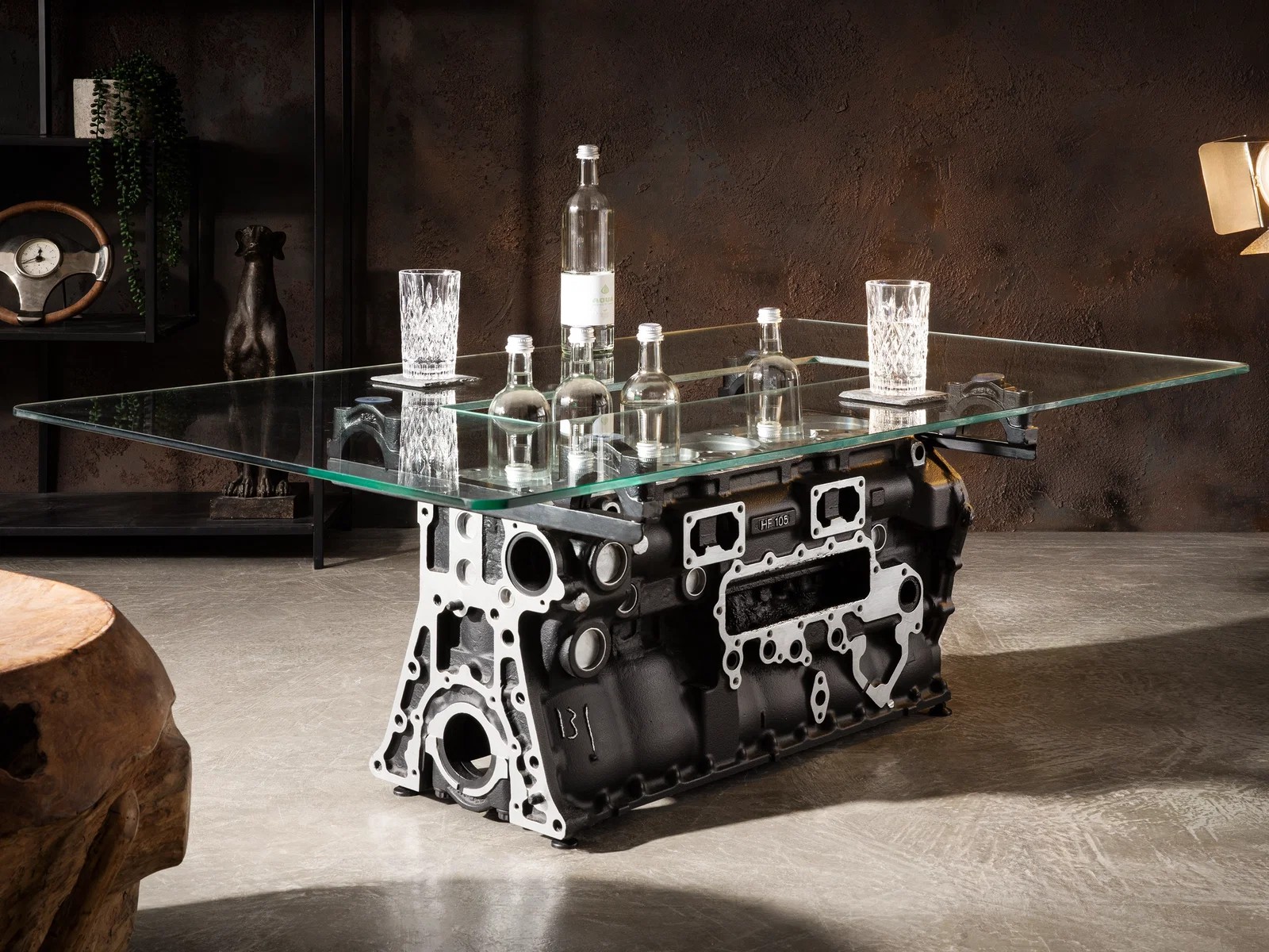 Ausgefallener Couchtisch Engine aus einem Motorblock mit Glasplatte als markanter Blickfang im Industrial-Wohnbereich