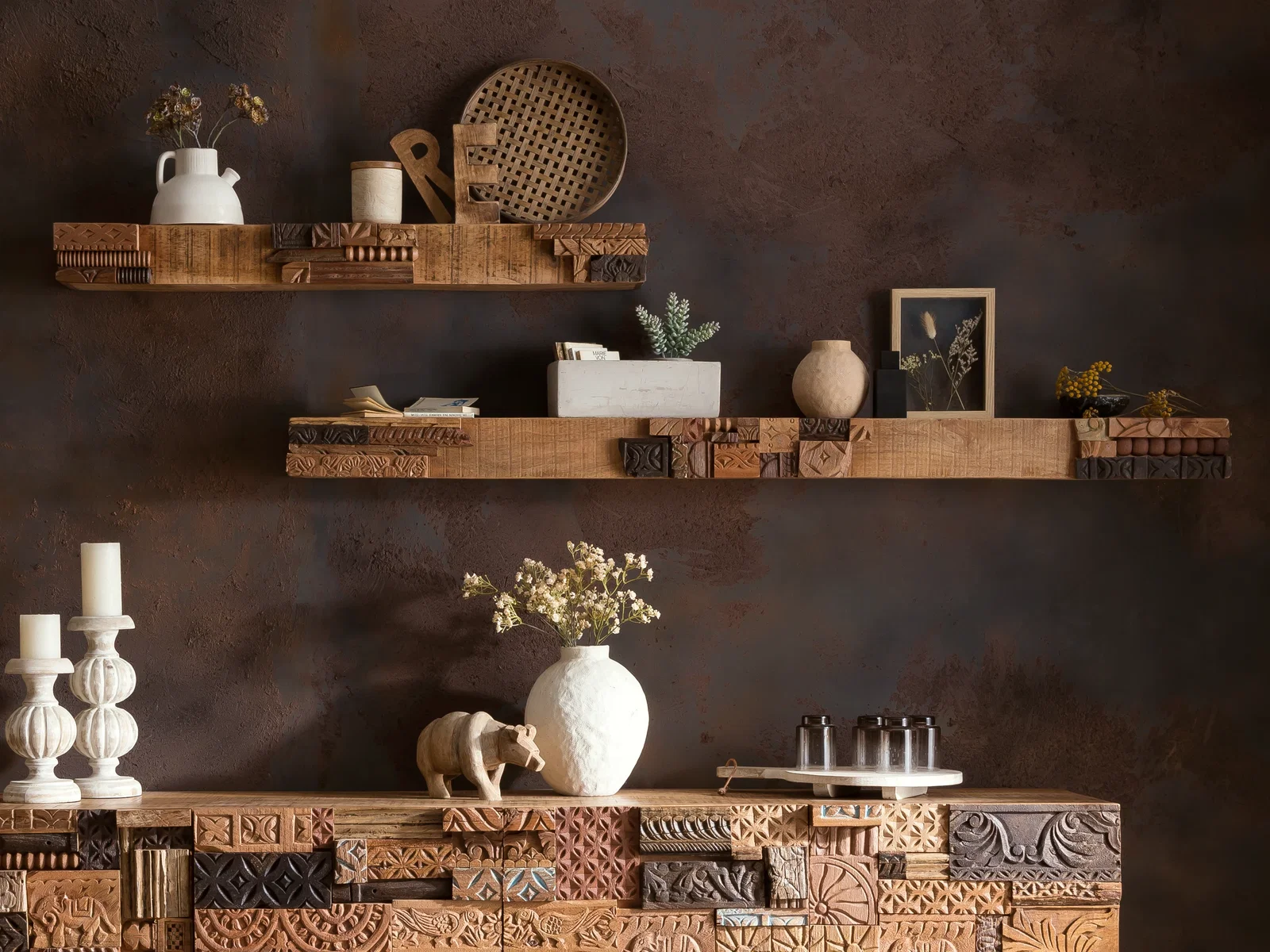 Wandboard Greenland aus Massivholz im rustikalen Balkendesign mit dekorierten Ablageflächen an dunkler Wand