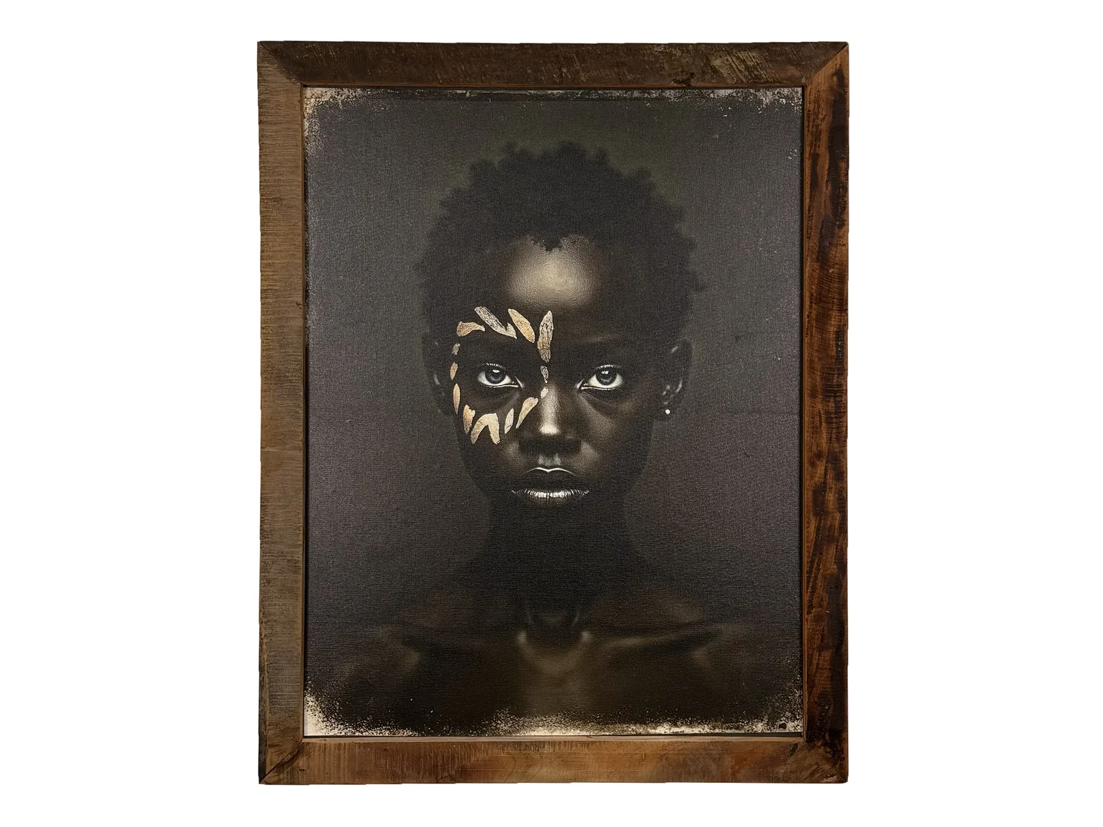 Freisteller Frontansicht: Canvas Wandbild 70×90 Silent Strength mit schwarzem Frauenportrait und goldenen Akzenten auf Holz-Altholzrahmen, rechteckig