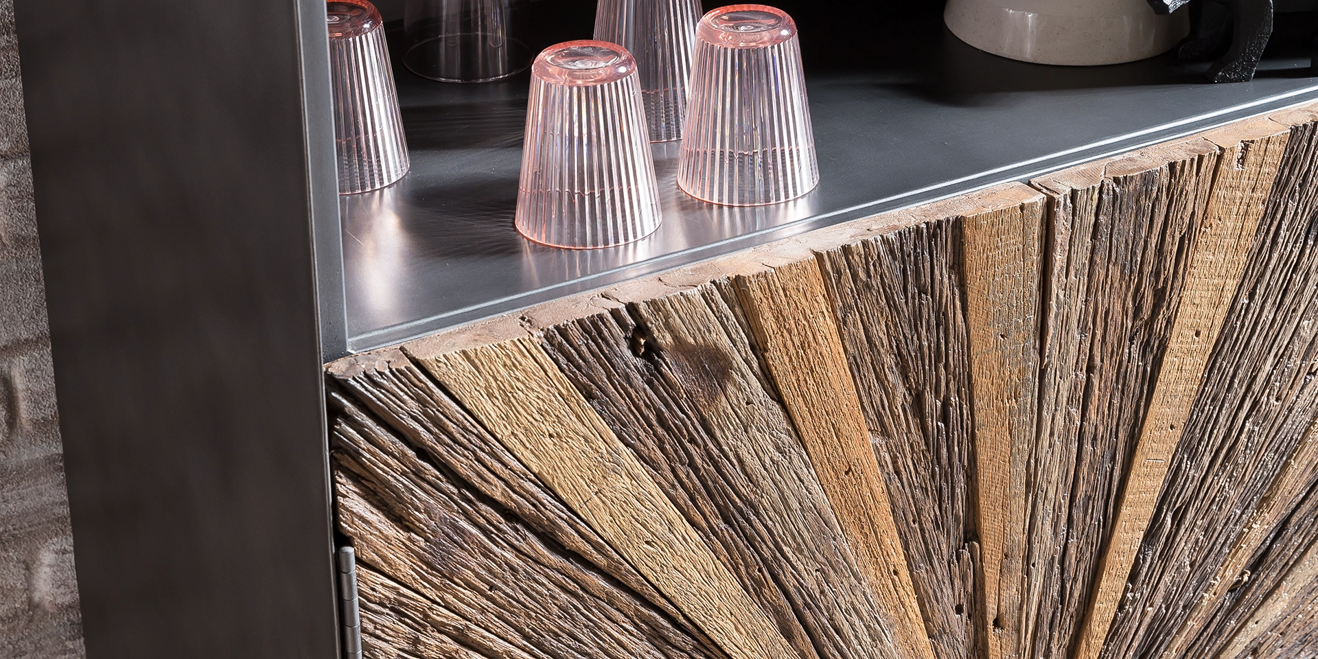 Detailaufnahme der Holzmaserung und Kante eines Derby-Möbels mit warmen, natürlichen Holztönen und sichtbarer Verarbeitung.