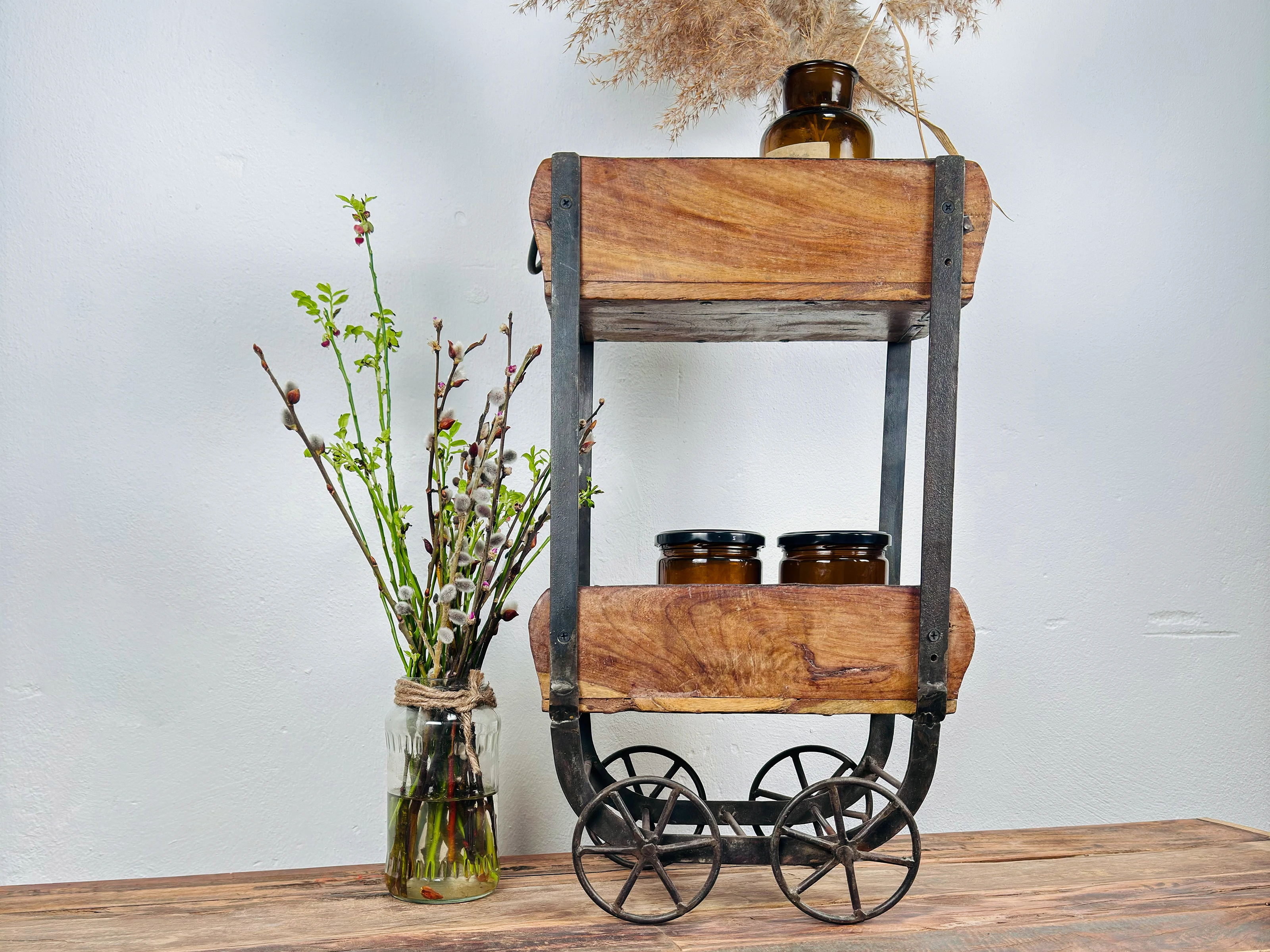 Rustikaler Essbereich im Ambiente: Massivholz-Esstisch mit passenden Stühlen in warmen Naturtönen, gemütliche Wohnatmosphäre, modern-ländlicher Stil.