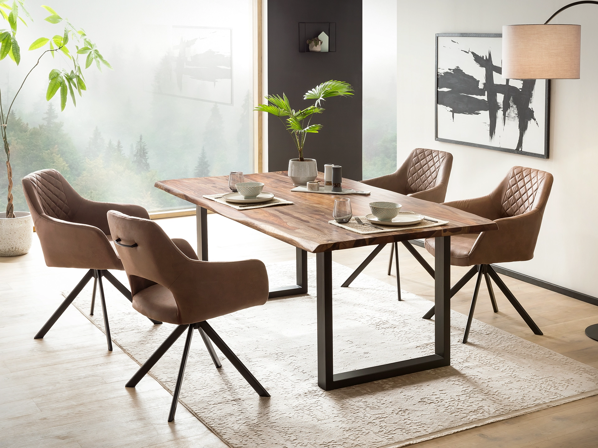 Ambienteaufnahme: Bullwer Holzmöbel im warmen Wohnraum, naturbelassene Holzoptik, modernes skandinavisches Design