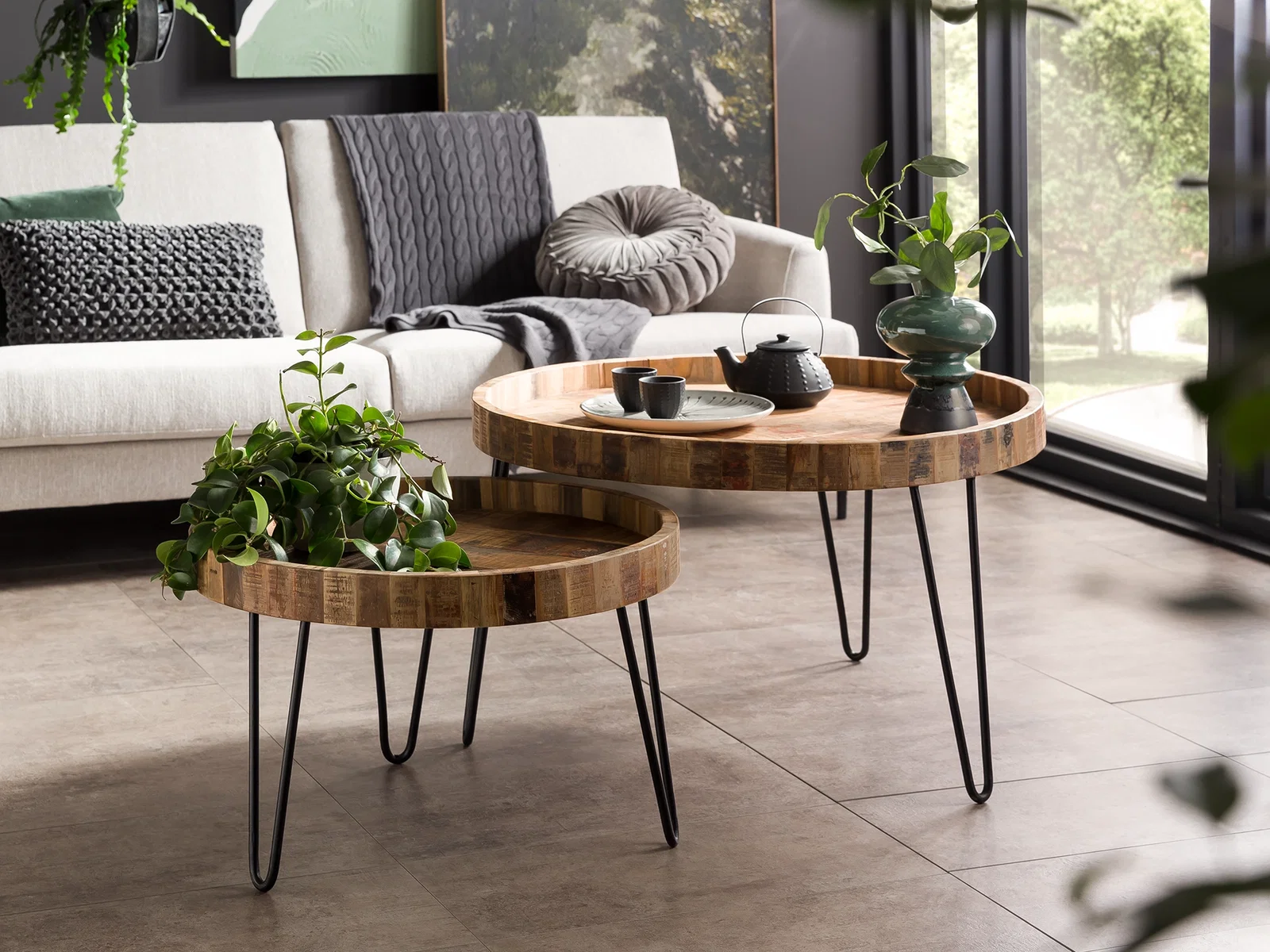 Couchtisch-Set Corby aus Holz und schwarzem Metall mit grünen Pflanzen in einem hellen Wohnzimmer für einen gemütlichen Spätsommer zu Hause