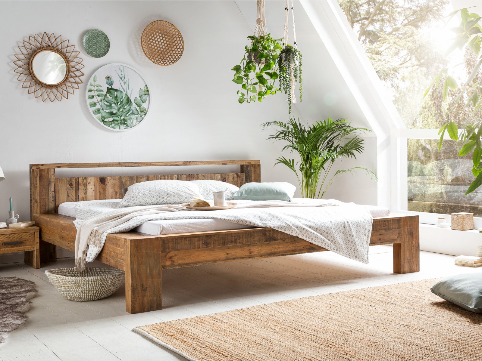 Scottburg-Bett im grünen Gästezimmer – gemütliche Ambienteaufnahme mit neutraler Bettwäsche, Pflanzen und warmem, natürlichem Licht