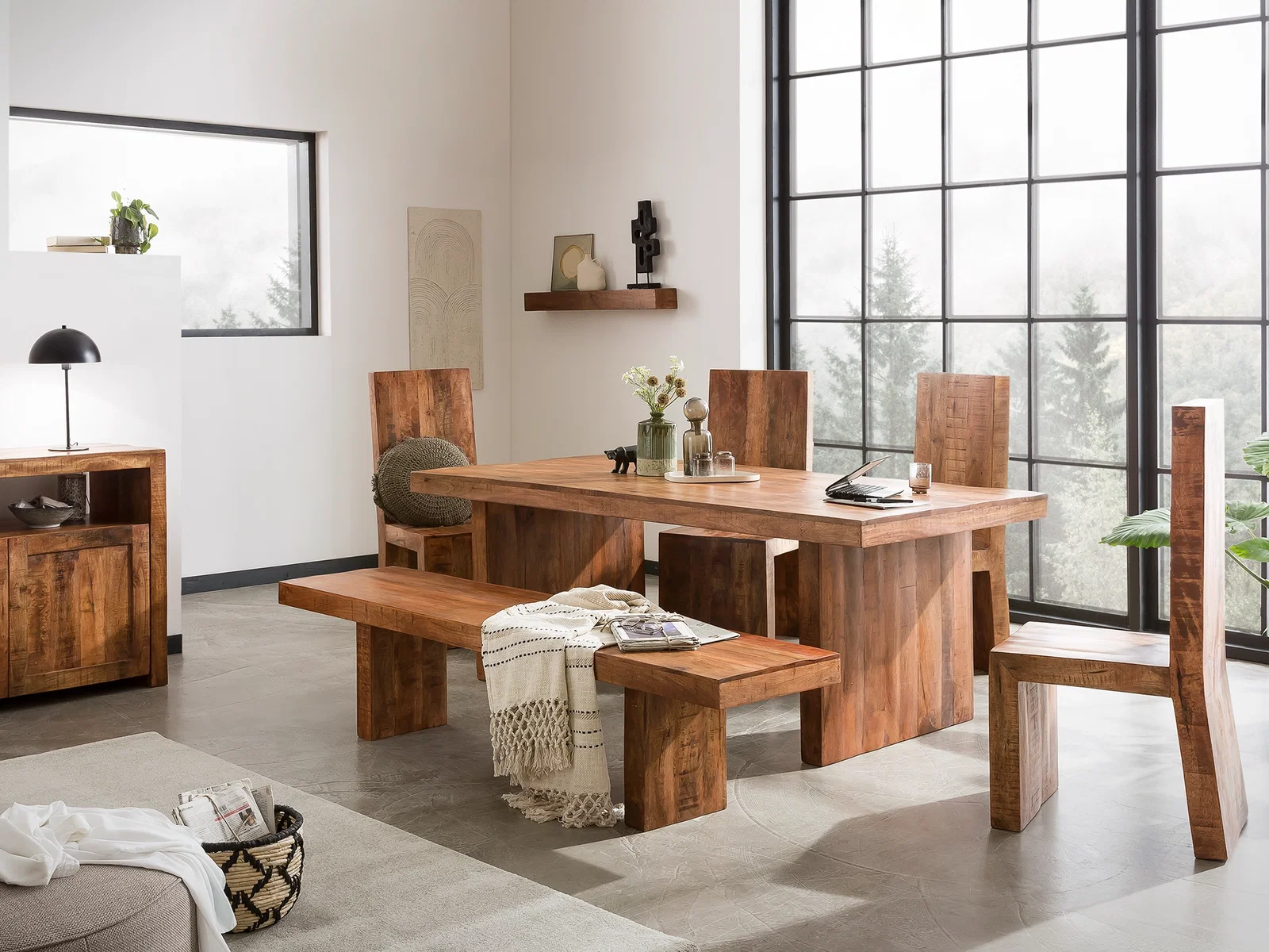 Essgruppe der Serie Country mit Esstisch, Sitzbank und Stühlen aus Holz in einem hellen Esszimmer