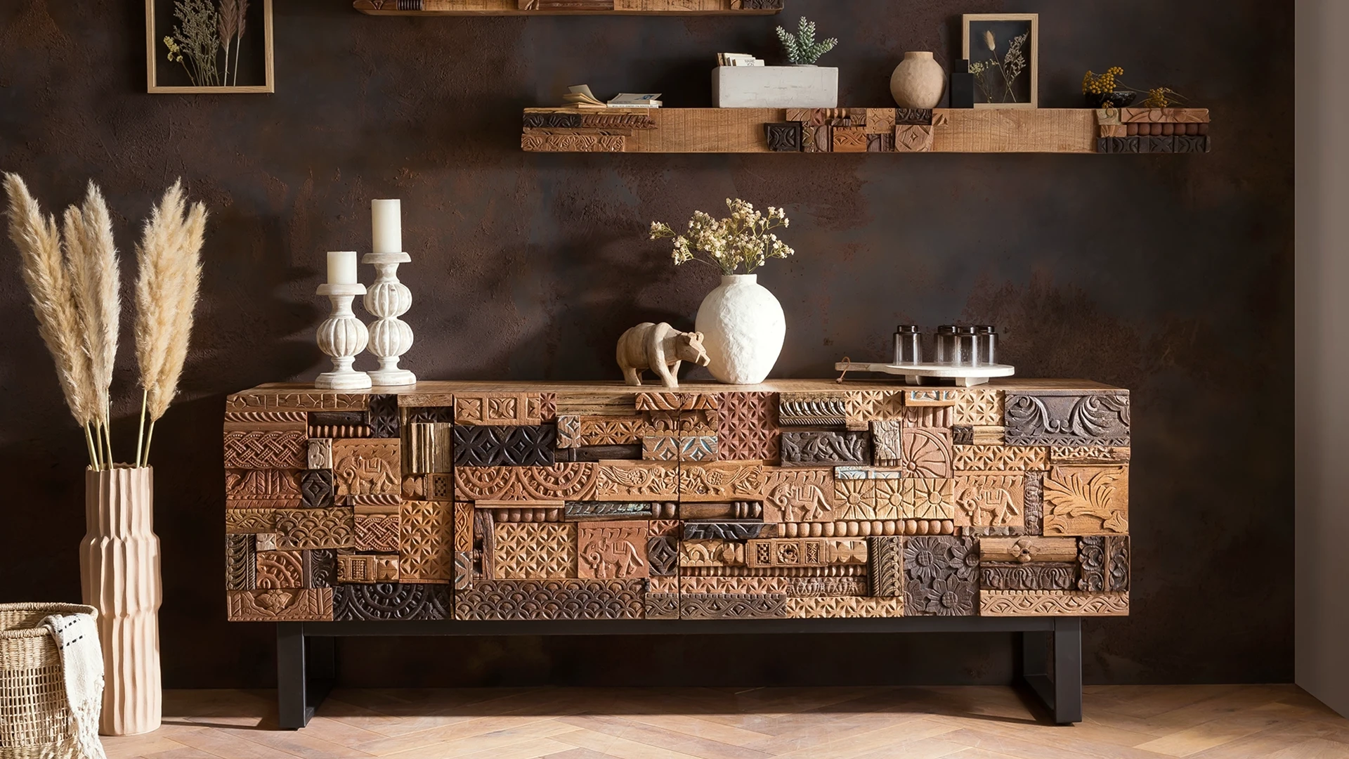 Ambientebild mit massivem Sideboard in diversen Holztönen mit Wandregal und Deko