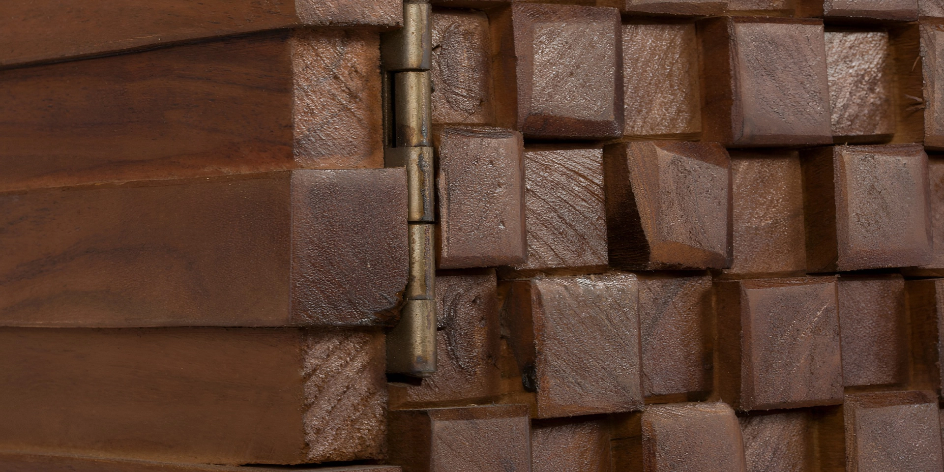 Abadi Detailansicht einer Möbeloberfläche: warme Holzmaserung, feine Kanten und hochwertige Verarbeitung