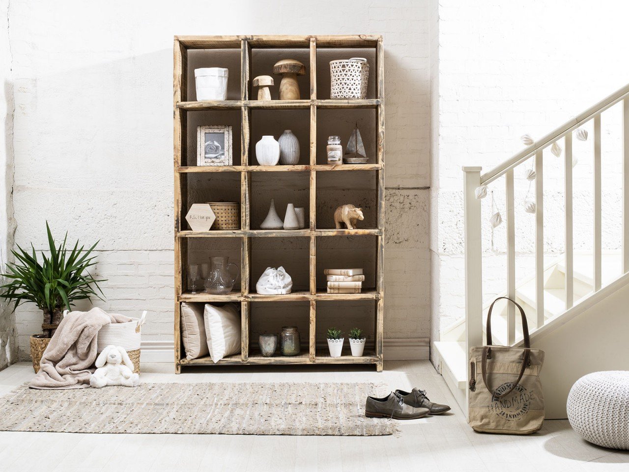 Modulare Regalelemente aus hellem Holz mit offenen Fächern in verschiedenen Größen, minimalistischer Produkt-Freisteller.