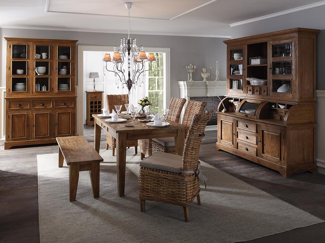 Rustikaler Landhaustisch aus massivem Holz mit passenden Stühlen in warmem, natürlichem Esszimmer-Ambiente