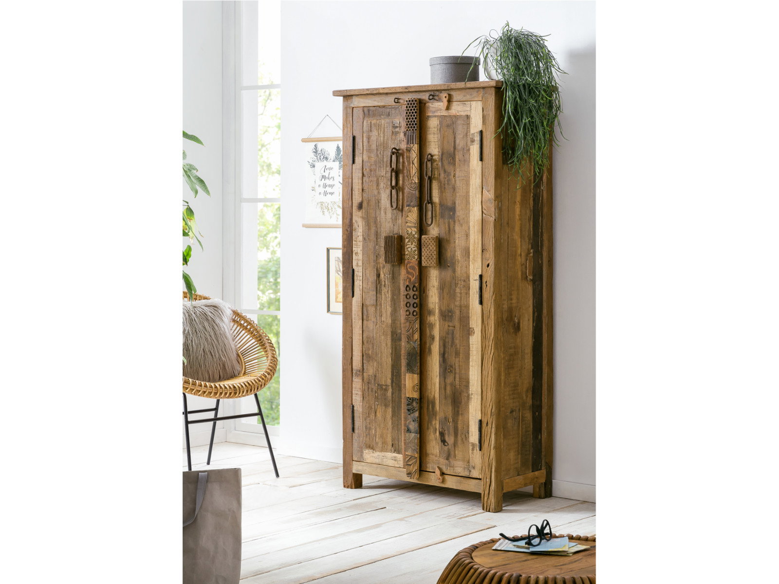 Kleiderschrank Kavali aus recyceltem Altholz (90×185×45 cm), 2-türig, unbehandelt, braun, Wohnbeispiel, 45°-Ansicht.