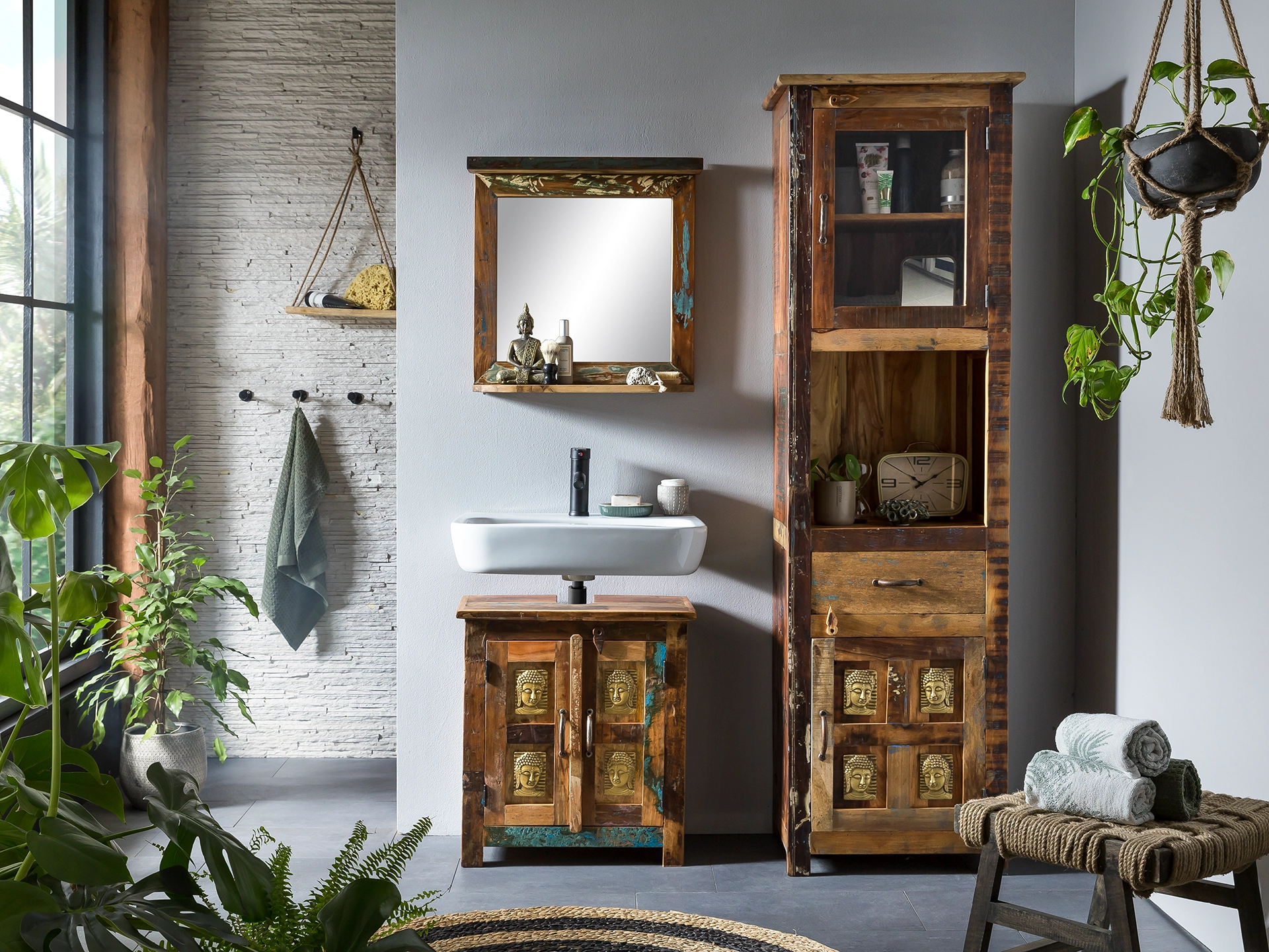 Ambienteaufnahme des Holz‑Möbelstücks „Sumana“ mit warmer Maserung im modernen Wohnzimmer, stilvoll dekoriert mit Pflanzen und Accessoires