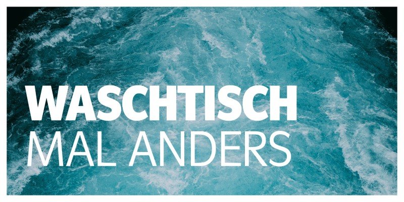 Moderner Holz-Waschtisch im Bad mit freistehendem Waschbecken, warme Holztöne, klare Linien, natürliches Ambiente