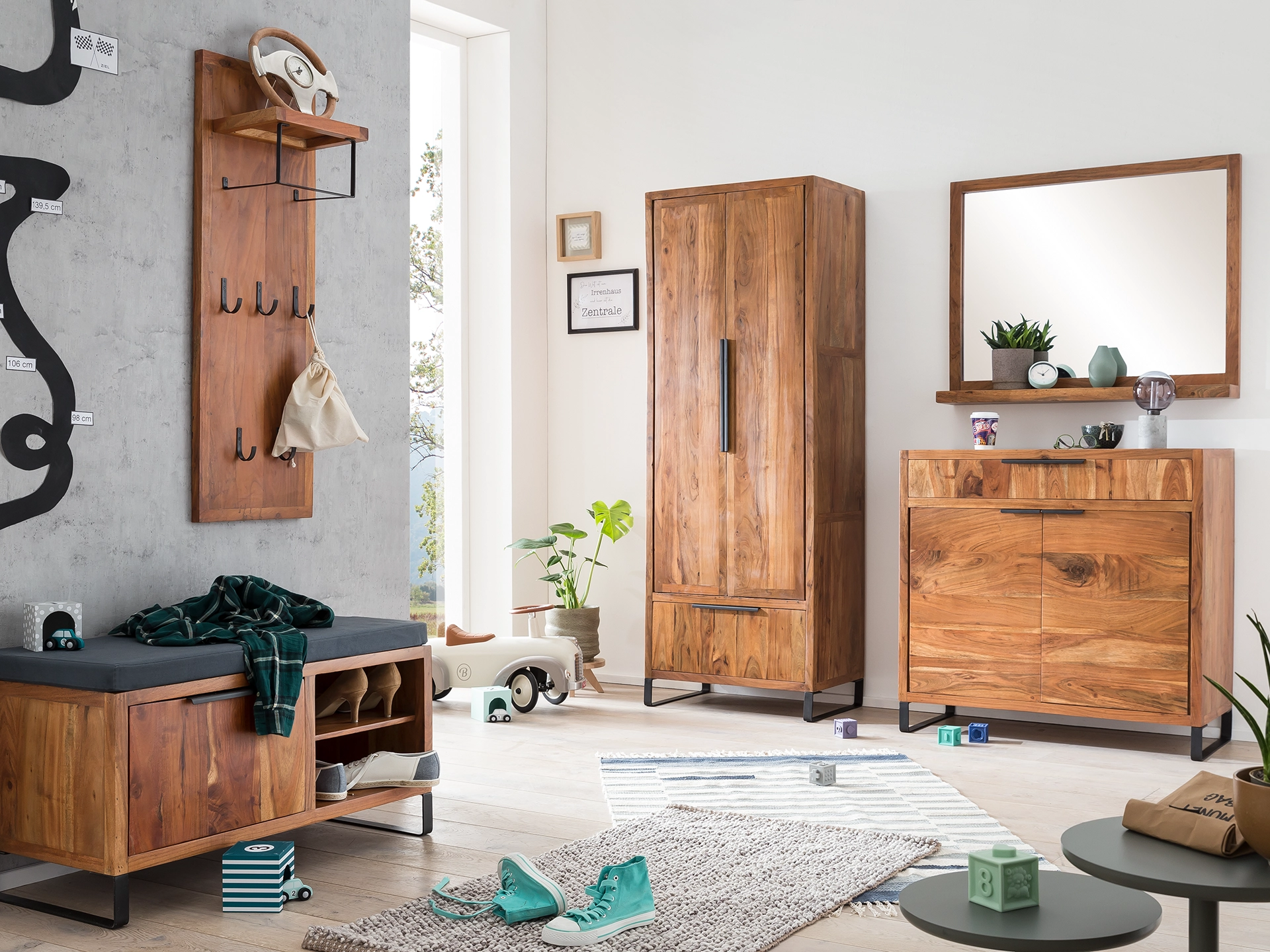 Ambienteaufnahme des Holzmöbels Sydney von Woodkings: warmes Holz, skandinavisches Design, dezente Deko und wohnliche Stimmung.