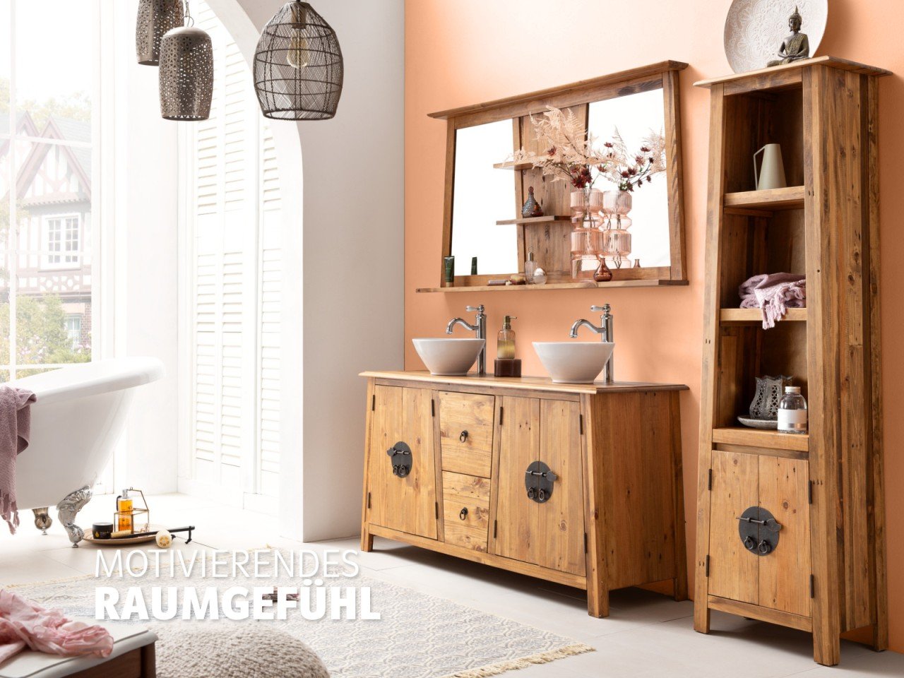 Modernes Bad mit wandhängendem Rangun-Badmöbel in zartem Peach Fuzz, Aufsatzwaschbecken, großem Spiegel, warm-minimalistisch.