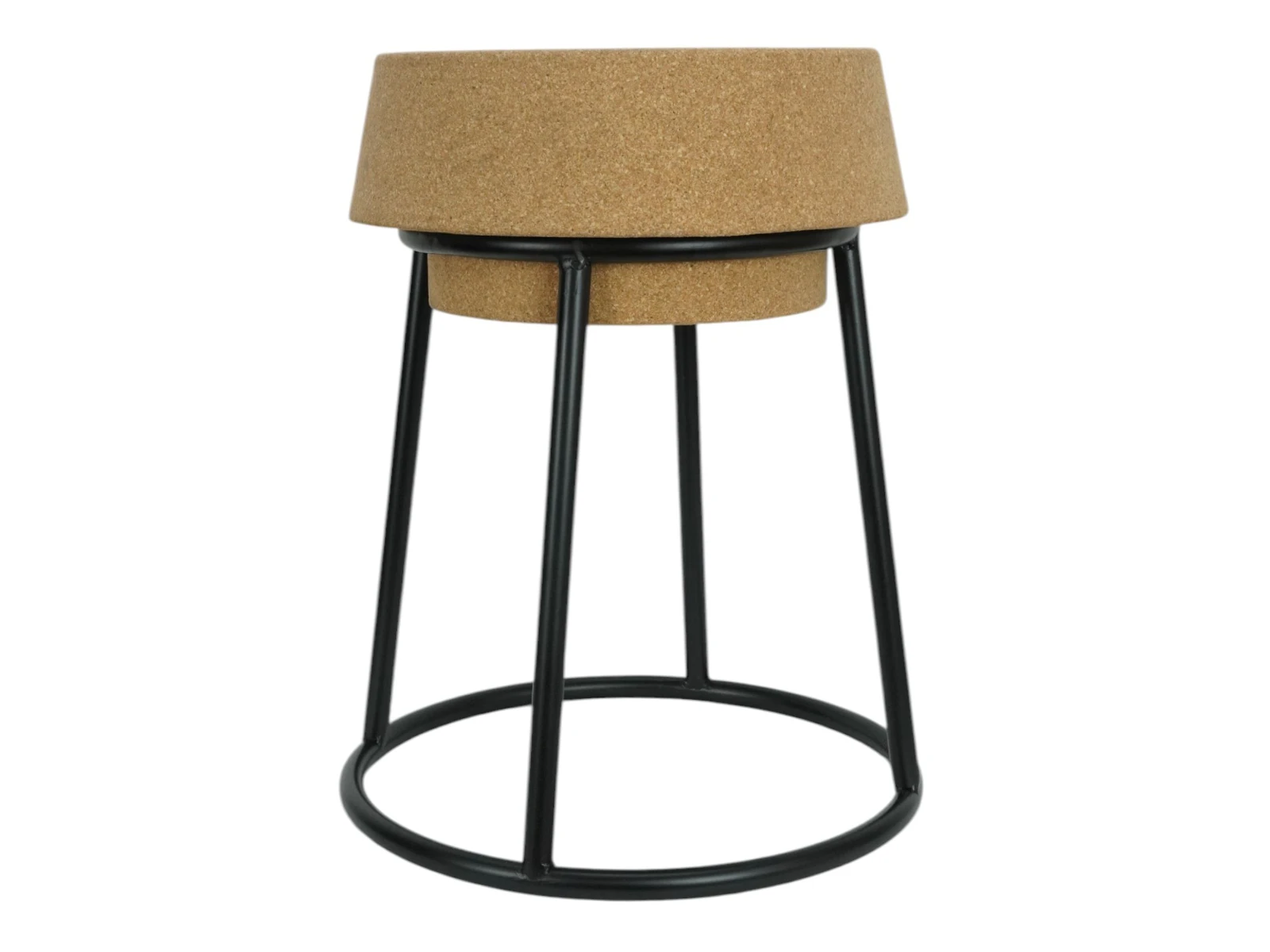Freisteller-Frontansicht des Hockers Corko aus braunem Kork auf schwarzem Metallgestell (40×50×40 cm)