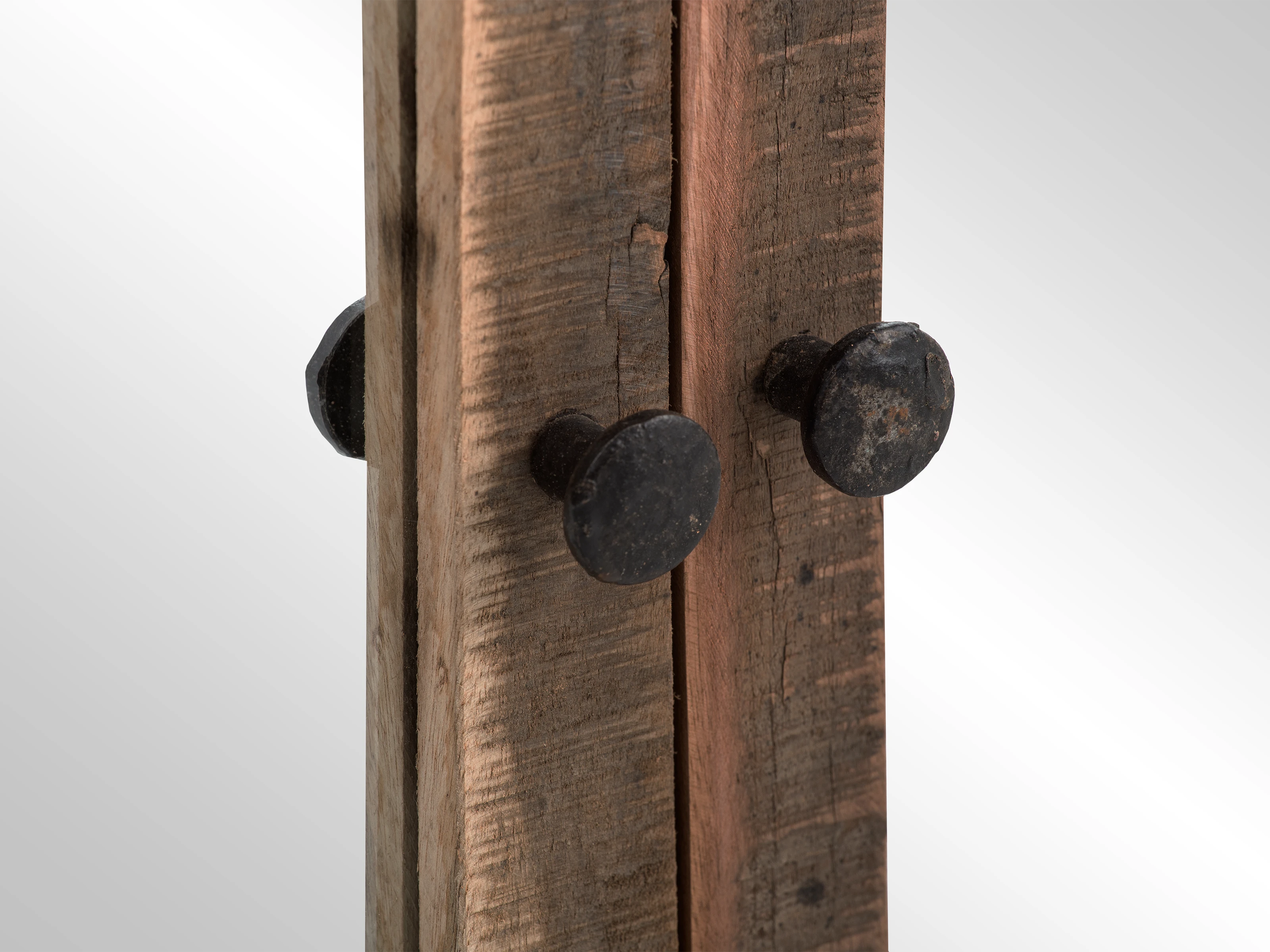 Spiegelschrank Sumatra Detail (45°): Nahaufnahme des unbehandelten Altholz-Korpus mit rustikalem schwarzen Metallknauf