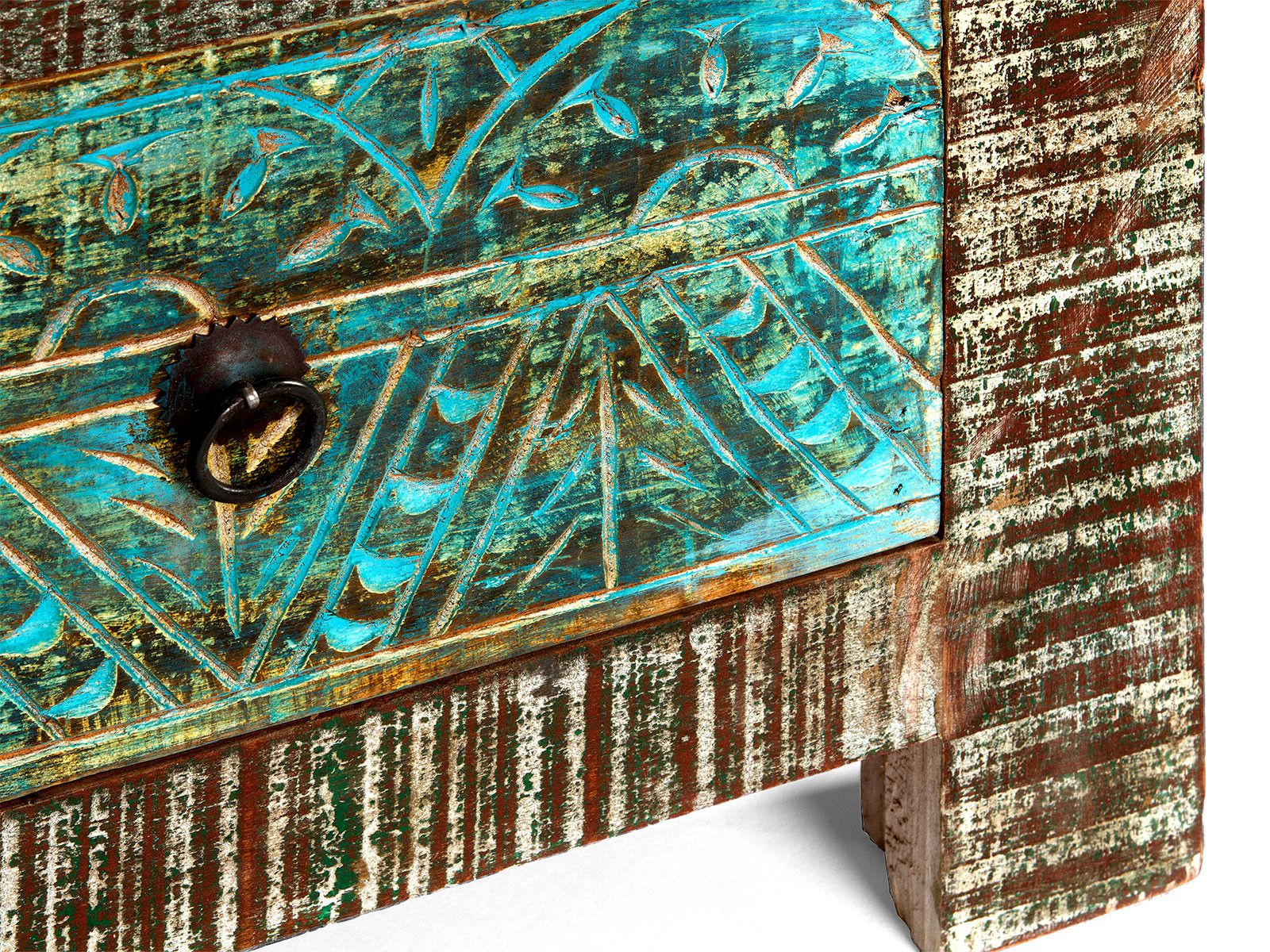 Detailbild der lackierten Mango-Holzfront der Bad Hochkommode Blue Lagoon mit Metallringgriff und Used-Effekt, 45°-Ansicht