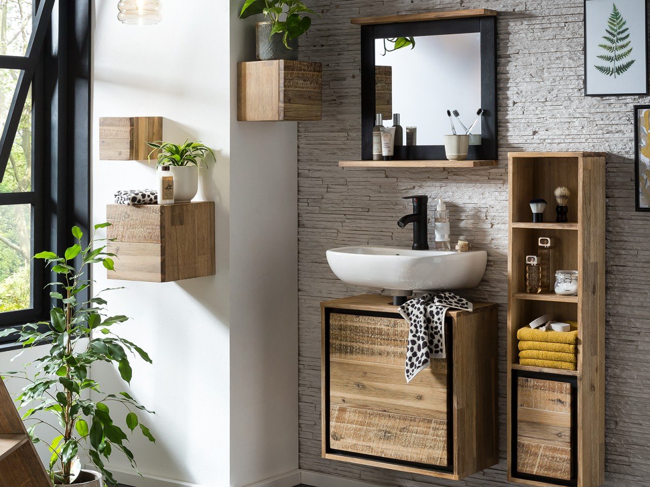 Kompaktes Badmöbelset Jolo aus massivem Holz mit Waschtisch, Waschbecken und Spiegel in warmem Holzton, modernes Mini-Bad.