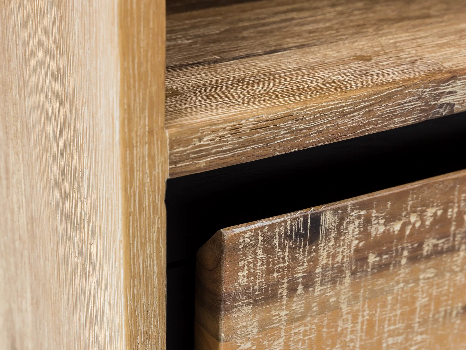 Detailaufnahme Akazienholz der Badmöbelserie JOLO, matte Oberfläche und klare Linien