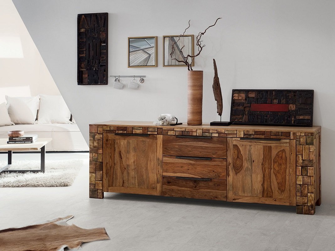 Helle Holz-Küchenanrichte als Sideboard im modernen Wohnzimmer, dekoriert mit Pflanzen, Büchern und Dekoobjekten.