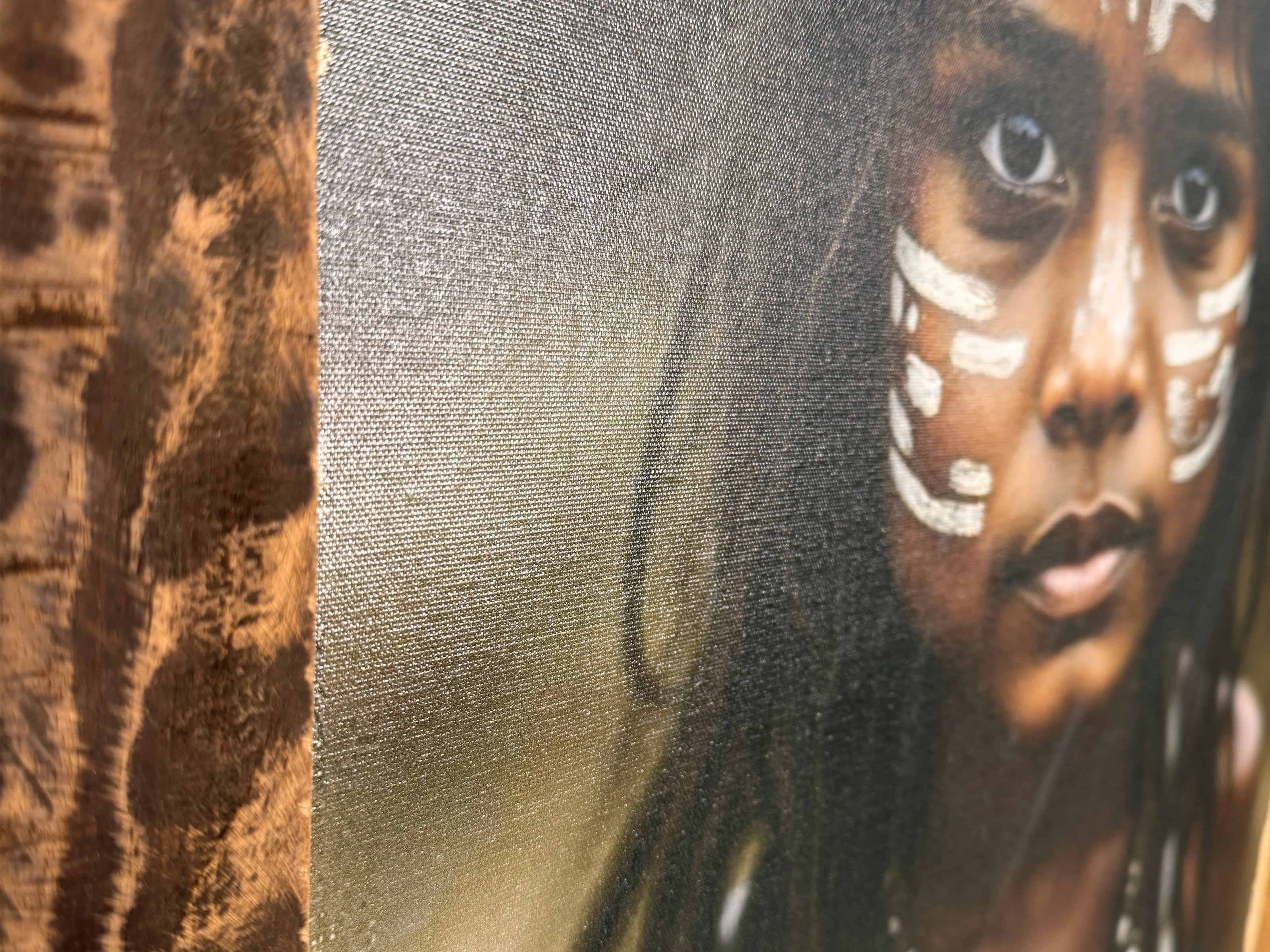 Canvas Wandbild „Spirit of Earth“ 70×90 cm, 45°-Freisteller auf Altholzrahmen, detailreicher Tribal-Portraitdruck