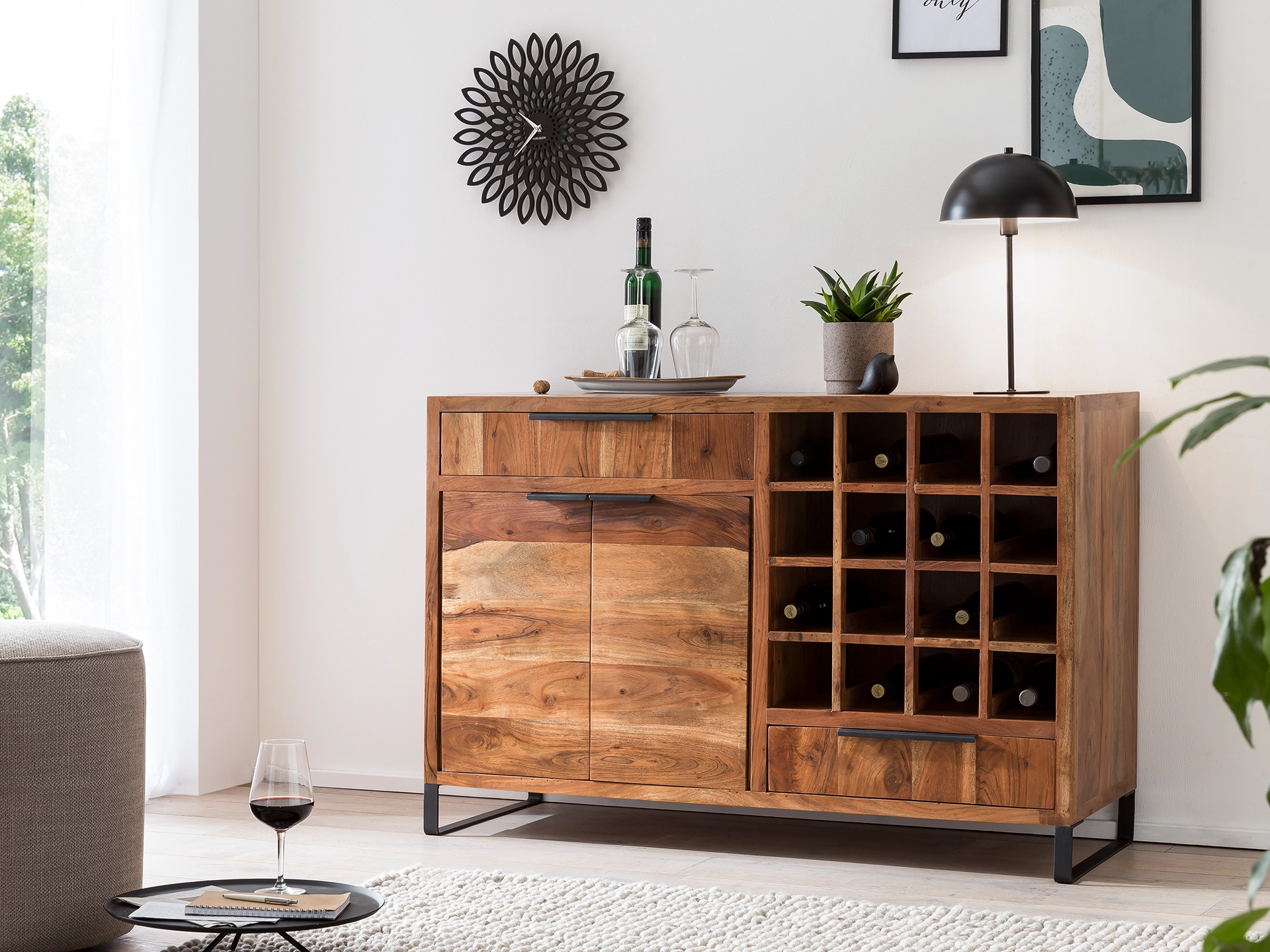 Ambienteaufnahme 'Sydney' Holztisch aus Eiche im modernen Wohnzimmer, warmes Licht, Pflanzen, skandinavisch-minimaler Stil