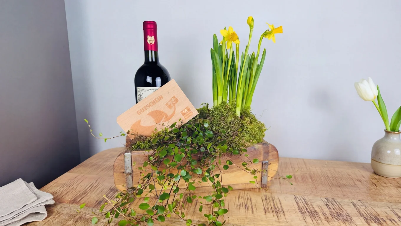 Vintage Holz-Ziegelformen als Deko-Boxen auf Regal, rustikale Patina in Braun- und Naturtönen, warmes Wohnambiente, Boho-Landhaus Stil