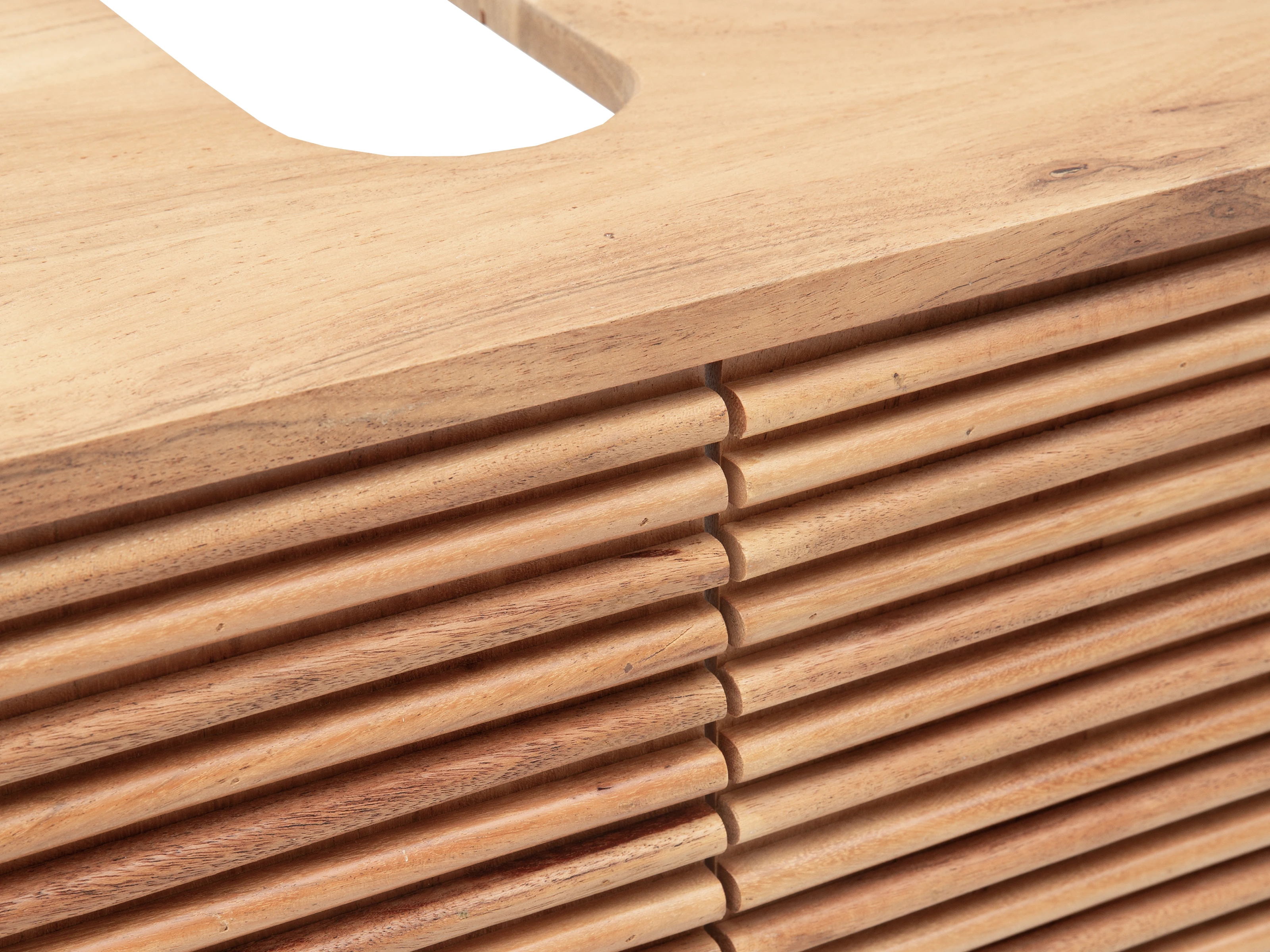 Freisteller-Nahansicht einer gerillten Front aus lackiertem Akazienholz in Braun vom Badmöbel Set Kali