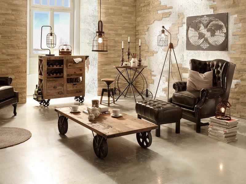 Gemütliches Adventsambiente mit dunkelgrünem Chesterfield-Sofa, warmem Licht, Kerzen und Weihnachtsdeko im Wohnzimmer