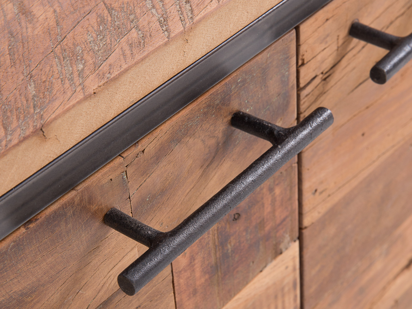 Detailaufnahme TV-Board Bristol: T-förmiger schwarzer Metallgriff auf rustikaler brauner Altholz-Oberfläche.