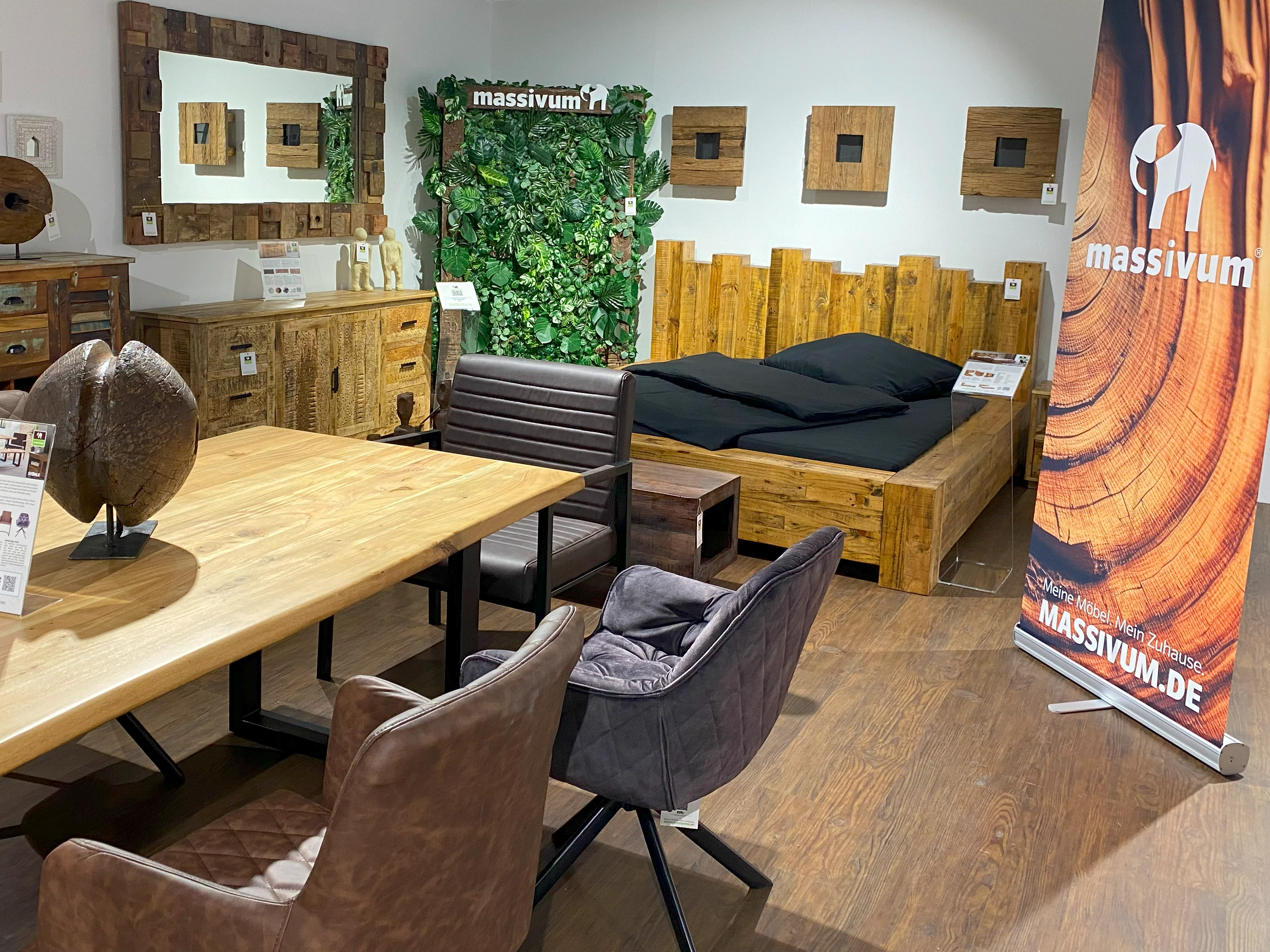 Möbel-Showroom mit modernen Holzmöbeln und Wohnzimmer-Arrangement in warmem, einladendem Ambiente