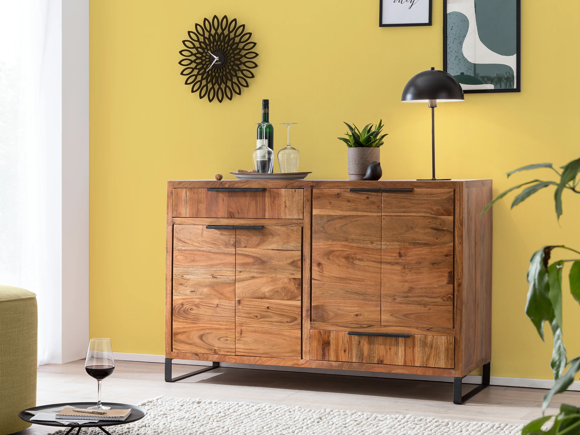 Helles Interieur mit Holzsideboard, Pflanzen und skandinavischer, gemütlicher Wohnatmosphäre – Wohntrends 2025