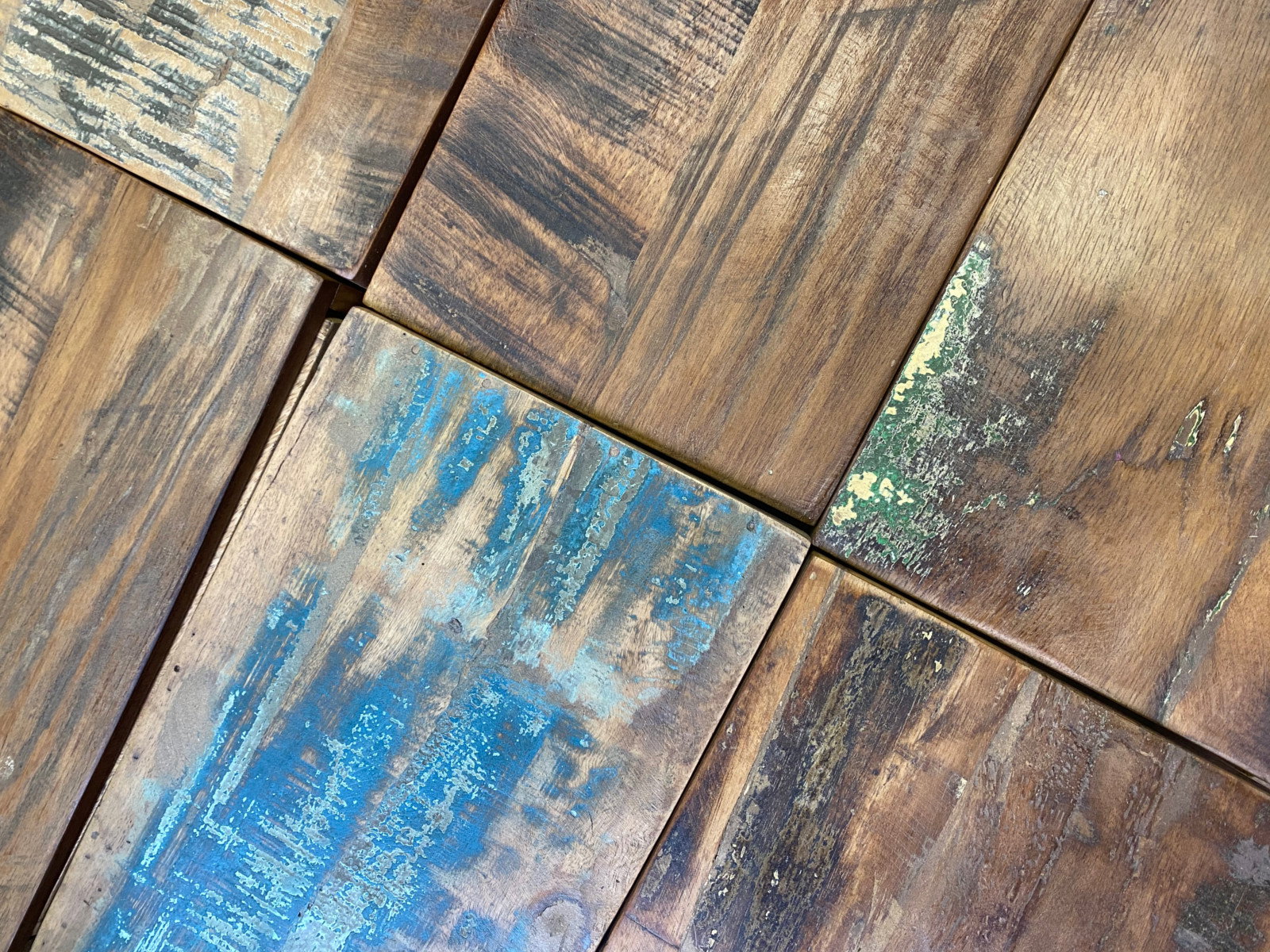 Detailansicht: Wandboard Geheimfach recycelte Hölzer, lackierte mehrfarbige Hartholzoberfläche mit Patina-Effekten