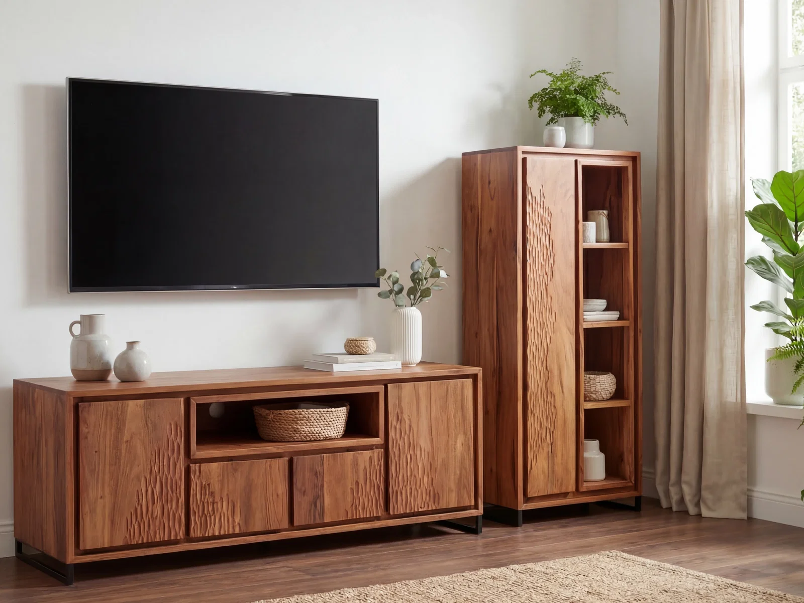 TV-Bank Maddox aus dunklem Holz als Fernsehunterschrank unter einem wandmontierten Fernseher im hellen Wohnzimmer